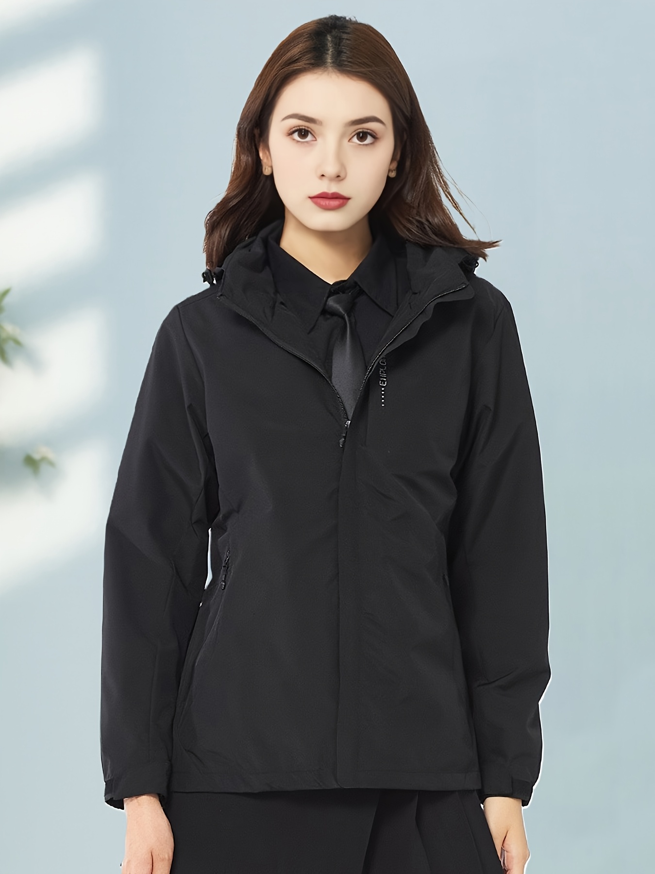 Chaqueta para mujer resistente al viento con capucha desmontable y bolsillos con cremalleras, ideal para senderismo y pesca en todas las estaciones, puños ajustables, color rosa vibrante con detalles en negro, equipo de senderismo