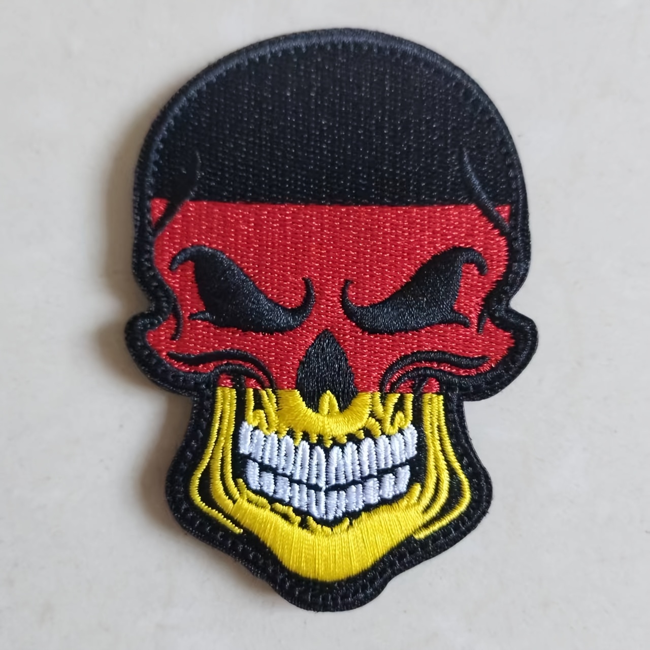 E-shop 1 Stück Deutschland Totenkopf-Patch Besticktes Klett-Emblem für Jacken, Jeans, Kleidung, Rucksäcke, Tragetaschen