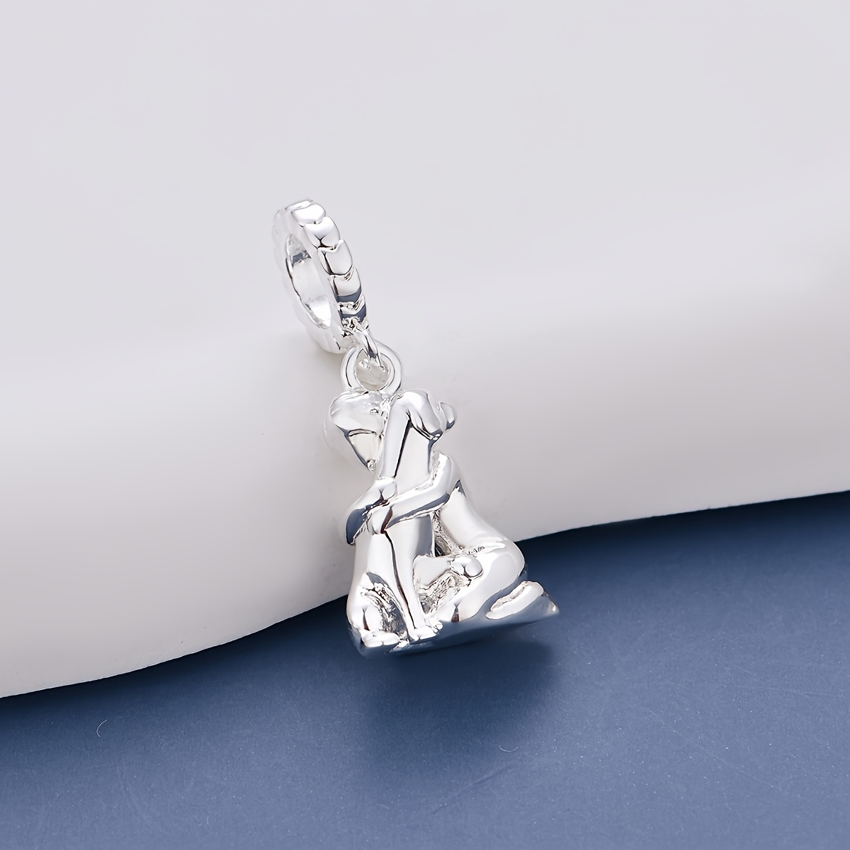 TEMU 1 pendentif en cuivre plaqué argent d'homme et de chien enlacé, idéal pour la création de bijoux, bracelets ou , convient aux hommes et aux