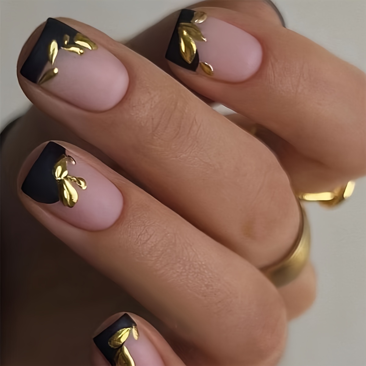 

24pcs Matte Black French Fake Nails Nude Golden Color Blocks Pattern With Design Pinkish Press On Nails Short Square False Nails Temperament Acrylic Nails For Women And Girls