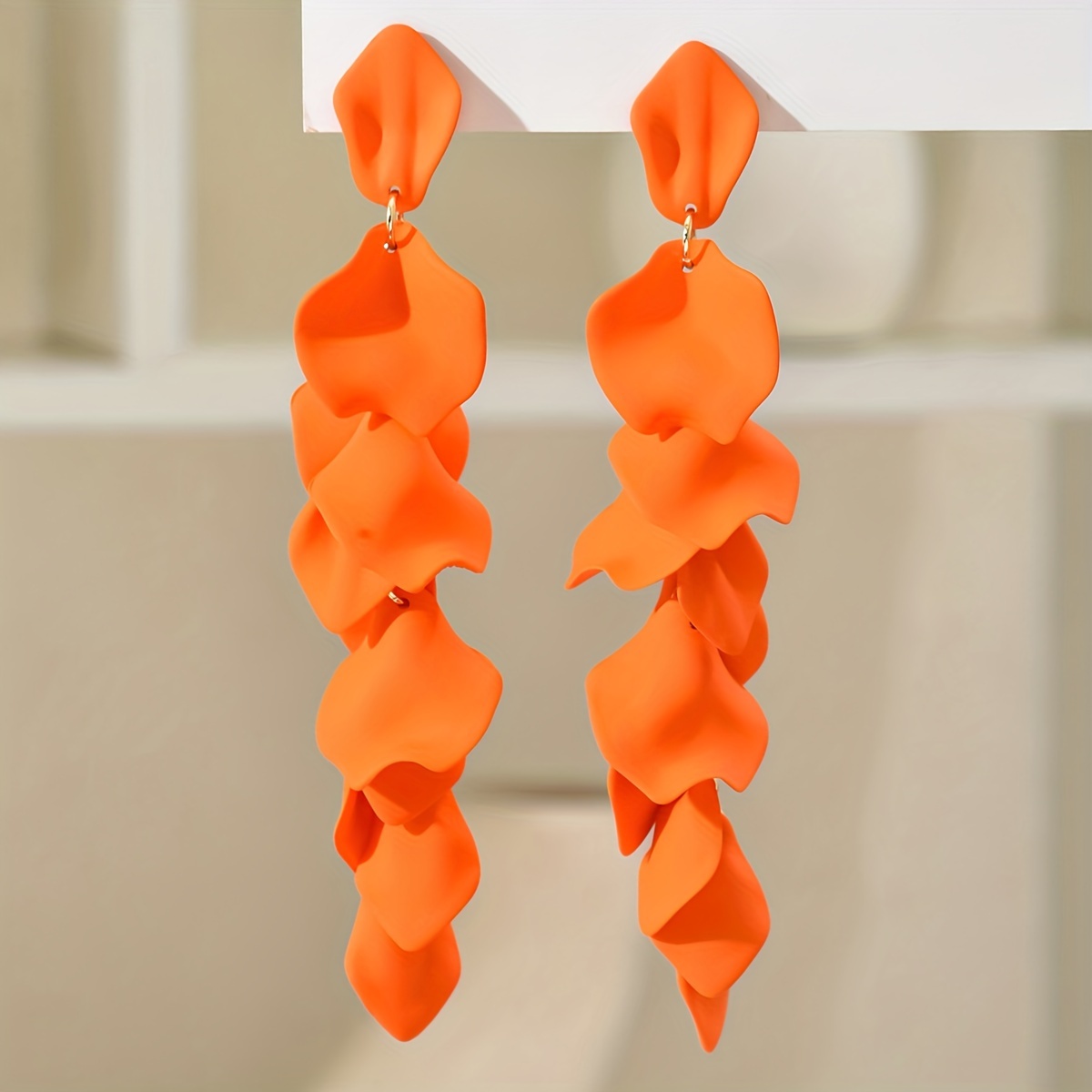 A Pair Of Stylish Drop Earrings For Women Featuring Acrylic Rose Petals And Long Tassels, Perfect For Gifting And Everyday Gatherings