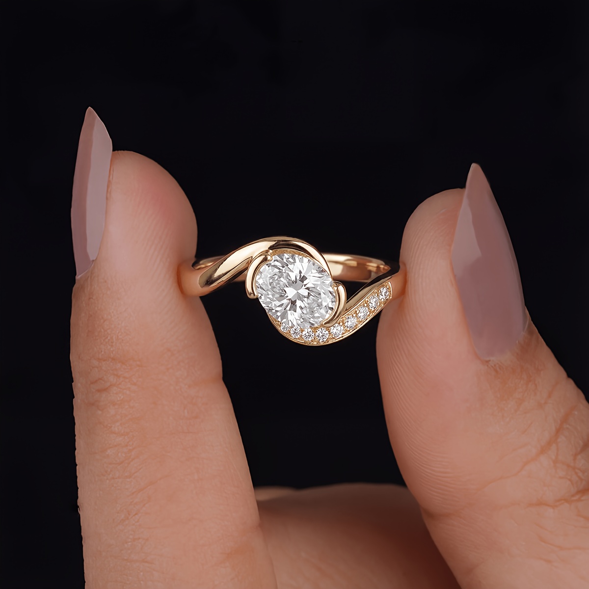 Women's Twisted Arm Half-Set Egg-Shaped Design Ring