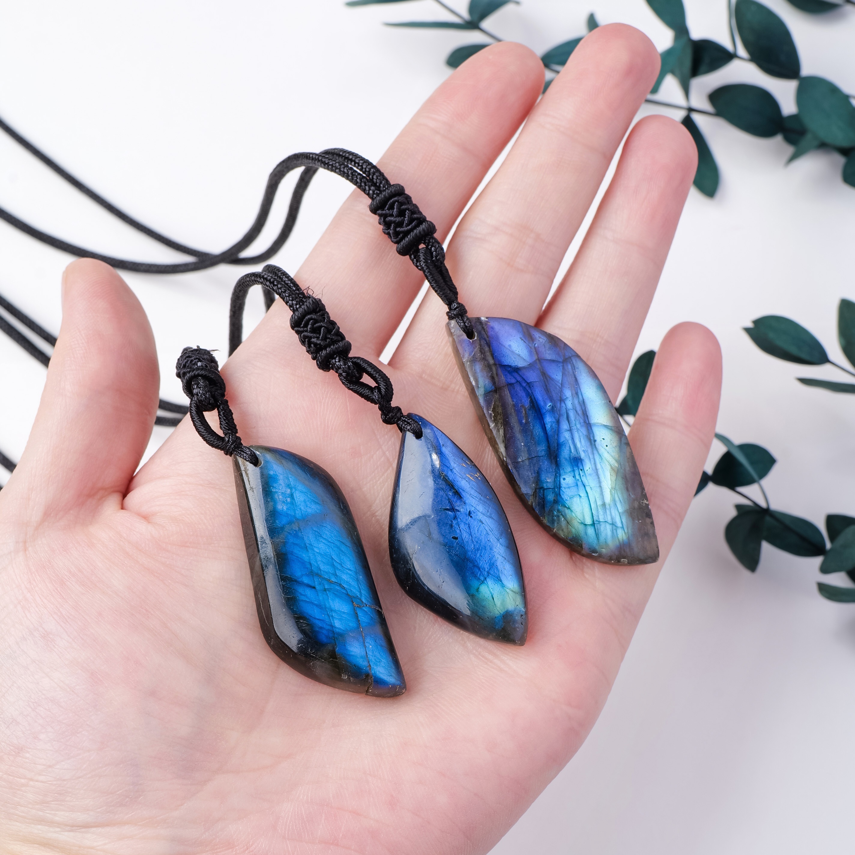 

1pc Natural Crystal Pendant, Blue Light Leaf Design, Adjustable Cord, Unique Ornament Jewelry, Ideal For Day, Valentine's Day, Christmas Gift