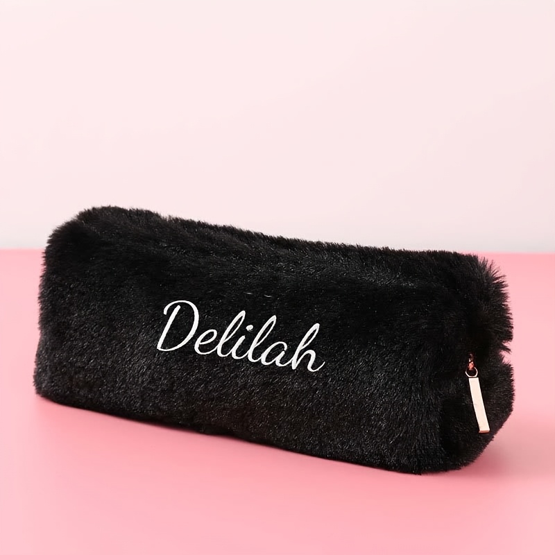 TEMU Trousse à crayons en peluche avec nom brodé personnalisable, dotée d'une facile et spacieuse, parfaite pour organiser sur votre bureau ou , et