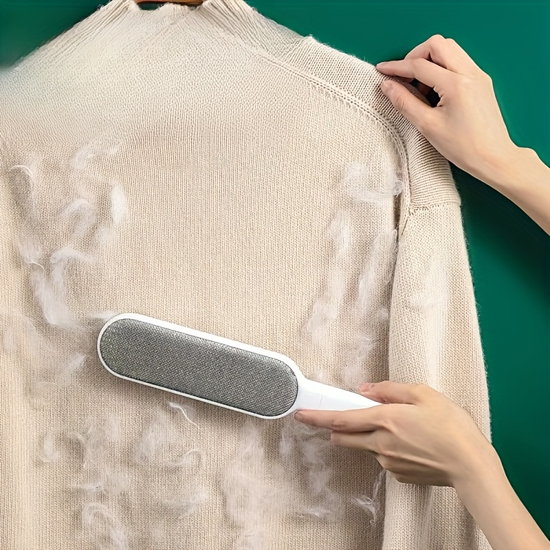 A Double-Sided Brush for Collecting Pet Hair And Dust, Designed for Manual Electrostatic Cleaning. Made from Durable Polypropylene, It Can Be Used on Clothing, Sofas, Furniture, Bedding, And Carpets Without The Need for Electricity.