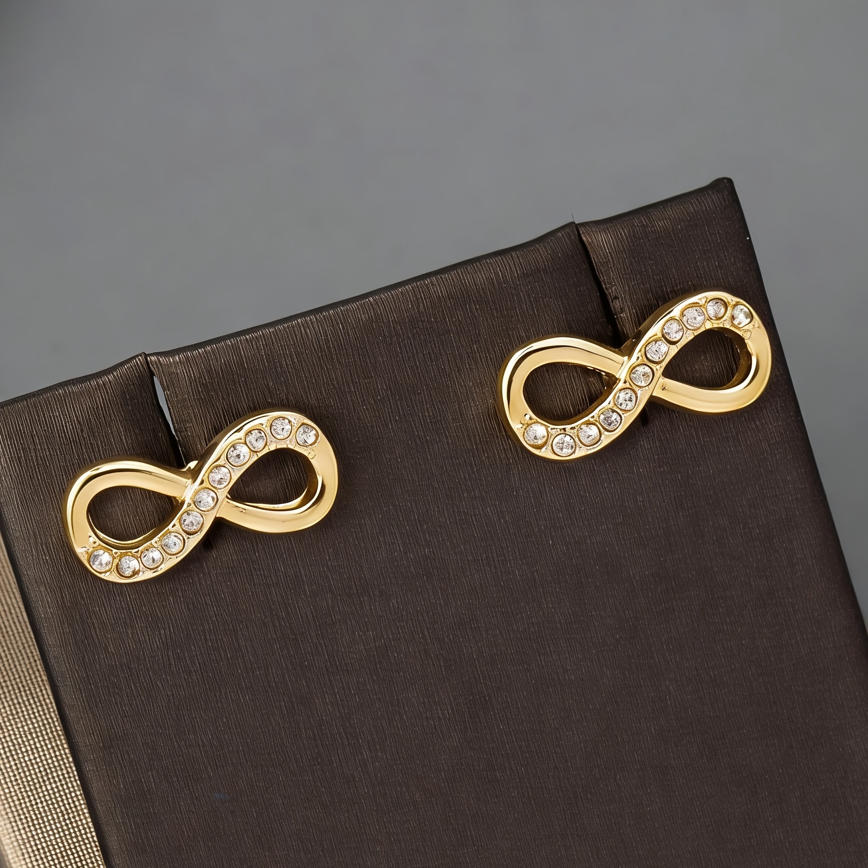 Image of A Pair Of Women's Fashion Earrings With A Simple Infinity Symbol Design, Symbolizing Infinite Friendship And Love. Women's Jewelry Suitable For Daily Wear And Commuting