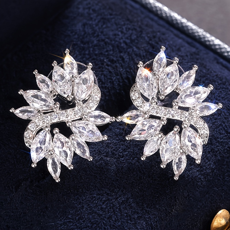 Women's Vintage Style Delicate Flower Shape Stud Earrings