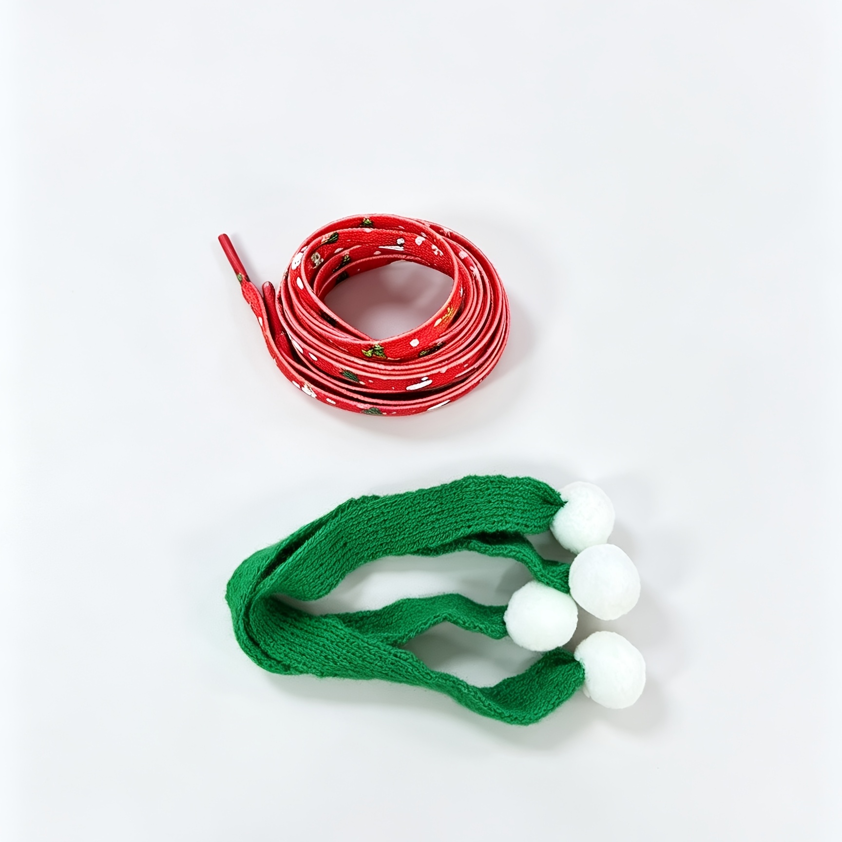 TEMU 1 Pair Theme Shoelaces And 2pcs Green Decorative Pom-poms, Christmas Theme, Flat Shoelaces, Gift, Couple, Premium Christmas Tree, Snowman, Santa
