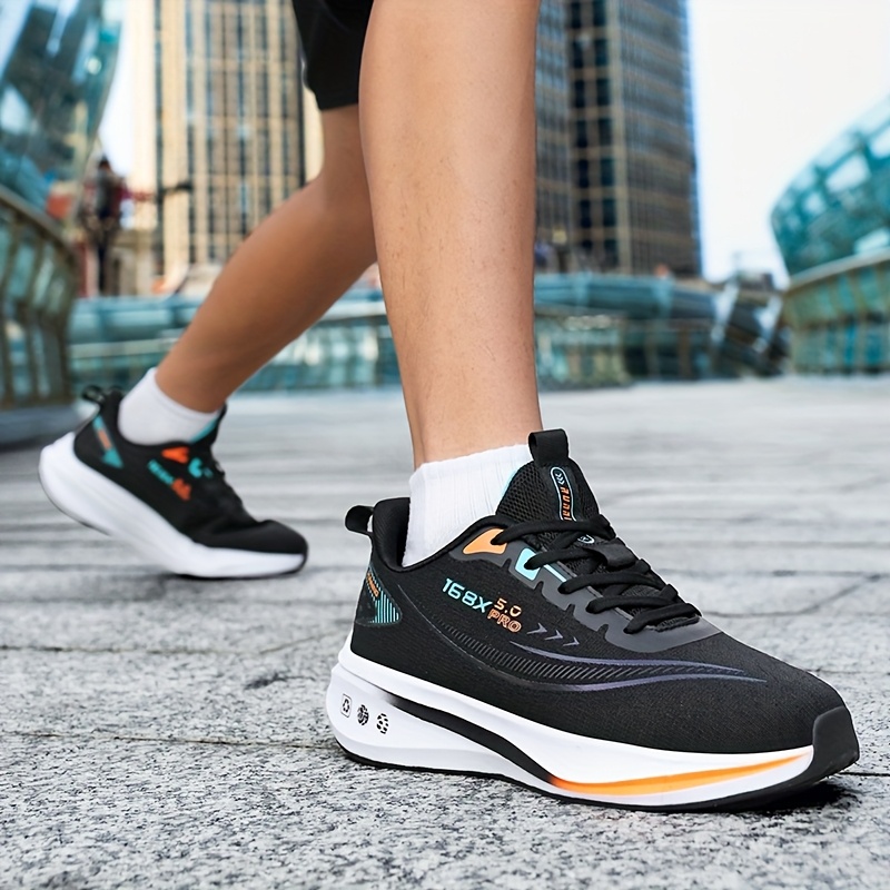 Chaussures de Course pour Hommes – Légères et Respirantes, Semelle Souple Amortissante Pour Usage sur Route & Sentier Chaînes Multifonctionnelles Antidérapants Adaptées au Marathon Triathlon VTT Cyclisme Gym Aérobic Randonnée Alpinism Port Quotidiens Mode Urbaine Style Sport Chaussettes d'Entraînements en Salle Entrainement à la Coupe du Monde Moderne Conception Durable Construction Solide Coussinée