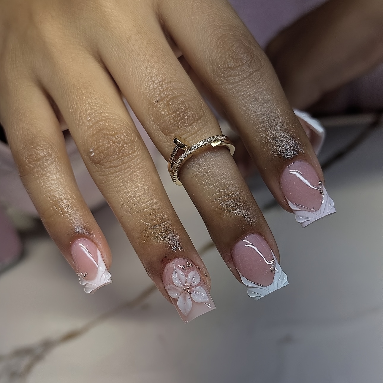 E-shop 24 Stück Kurze Quadratische Aufdrück-Nägel, Weiße French Tip Blumenperlen Design Glänzende Vollständige Abdeckung Falsche Nägel, Elegante Süße