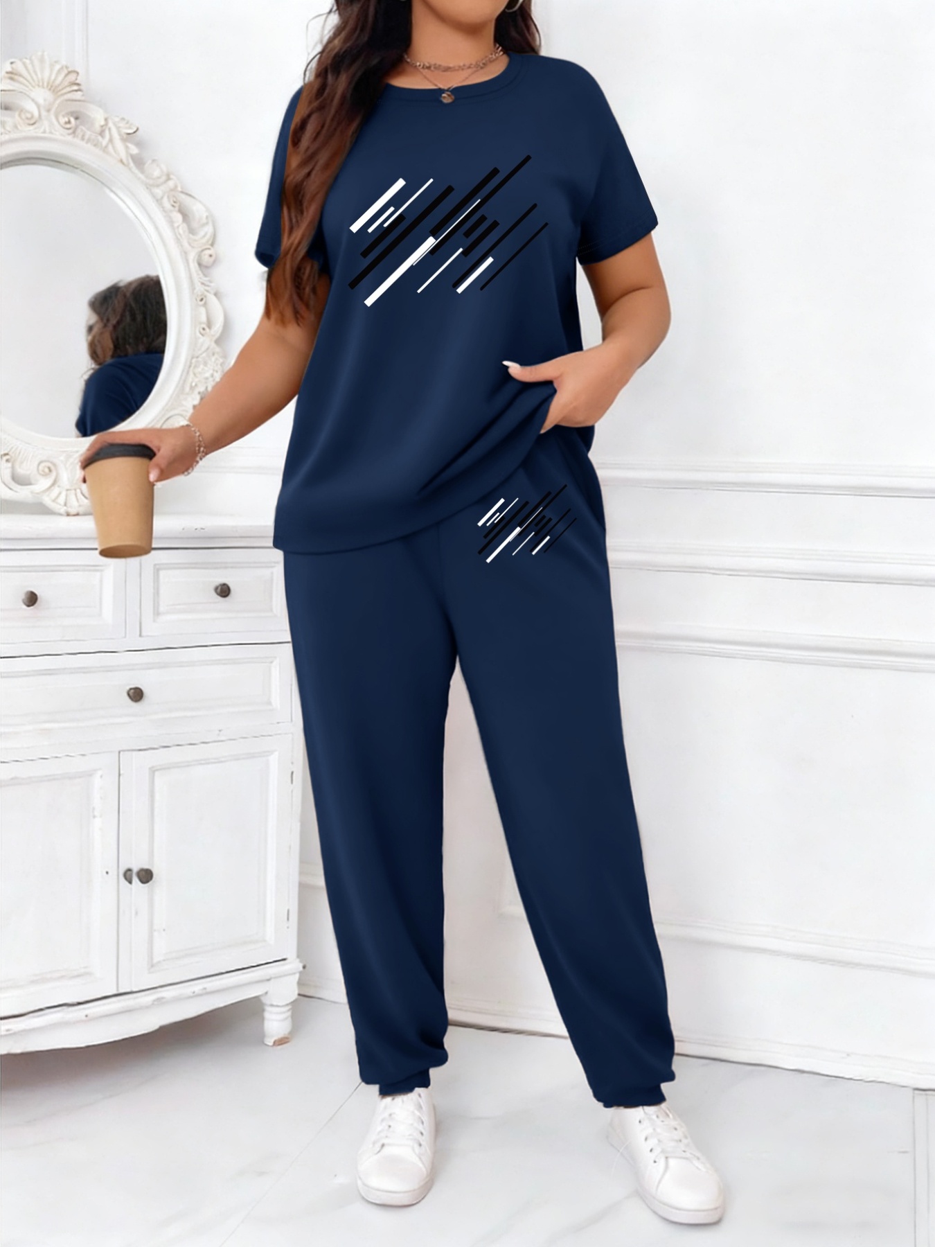 Ensemble de détente 2 pièces Y pour femme grande taille - T-shirt doux à élasticité moyenne et jogging avec cordons de serrage et poches, imprimé graphique, style décontracté - Idéal pour le printemps et l'été Ensemble de détente 2 pièces Y pour femme grande taille - T-shirt doux à élasticité moyenne et jogging avec cordons de serrage et poches, imprimé graphique, style décontracté - Idéal pour le printemps et l