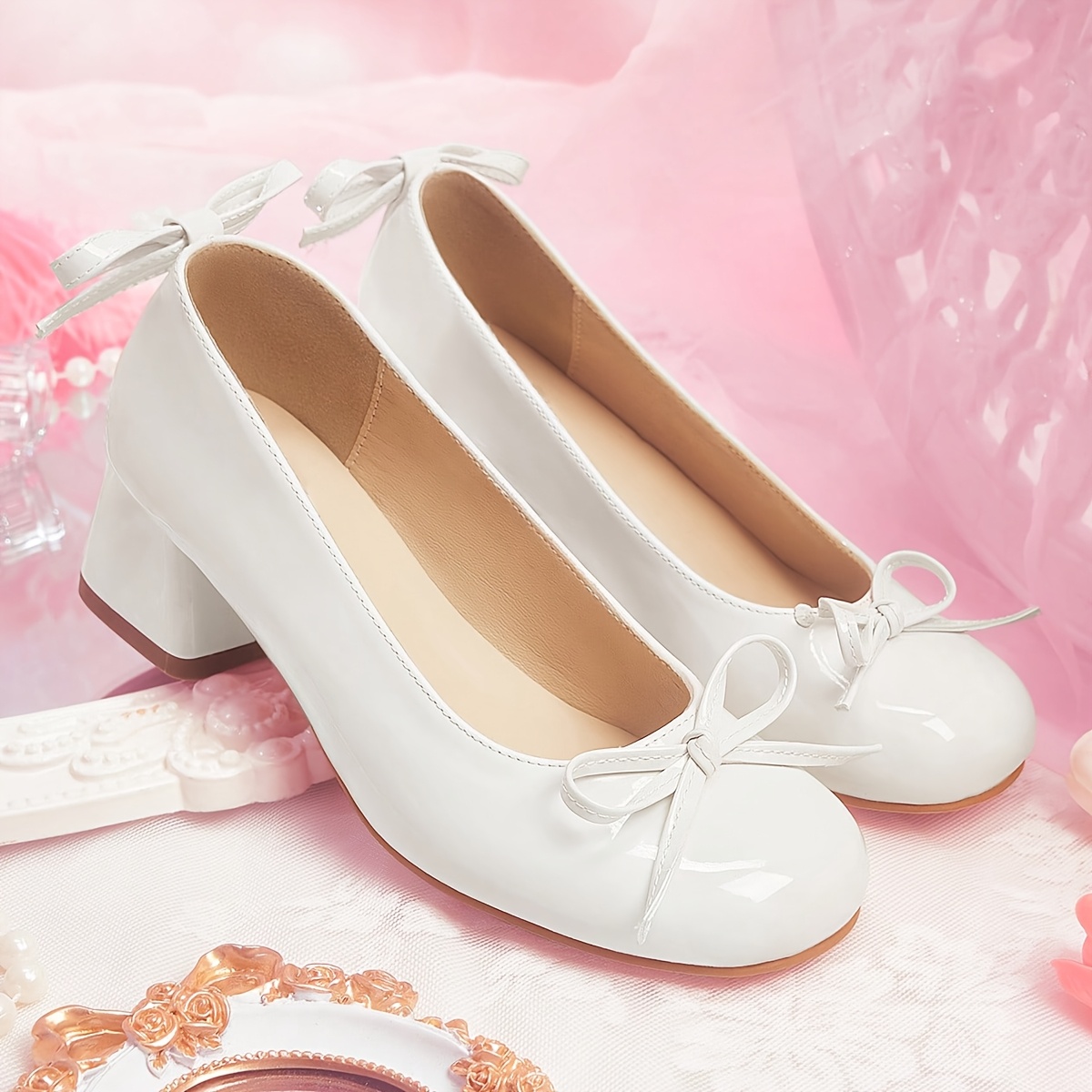 pompes blanches élégantes femmes détail nœud bout rond talon