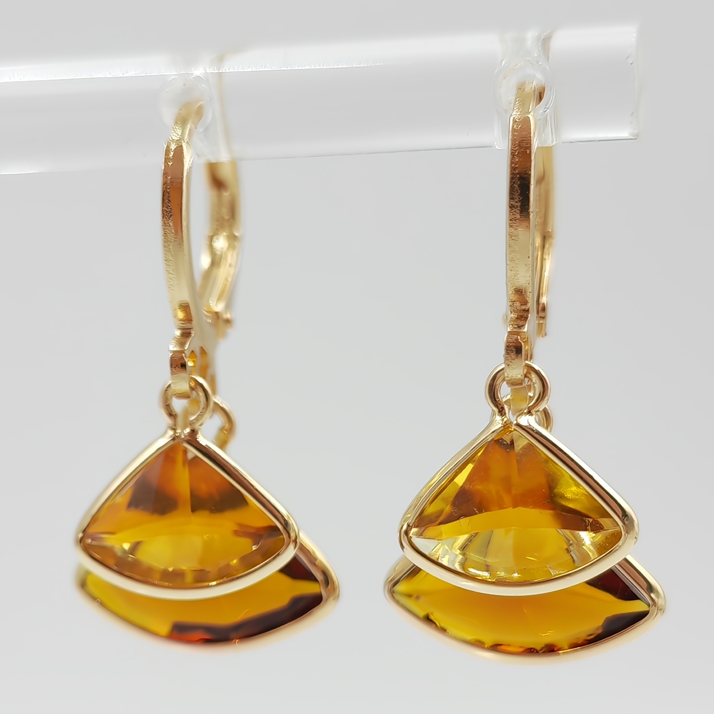 E-shop Bernsteinfarbene fächerförmige Ohrringe, die einen Hauch von leichtem Luxus ein Nischen-High-End-Gefühl bieten. Vielseitig für Pendeln Dates,