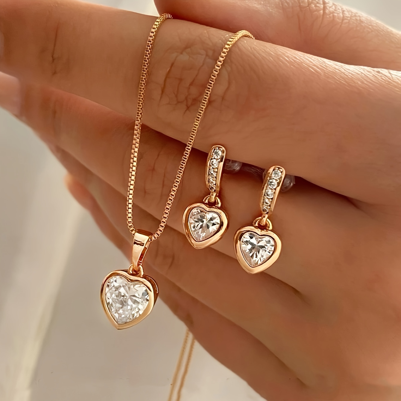 E-shop 3-teiliges süßes elegantes modisches 2-in-1-Schmuckset für Damen mit Herz-Anhänger, Ohrstecker Halskette, vielseitig für den , Dates, Urlaub,