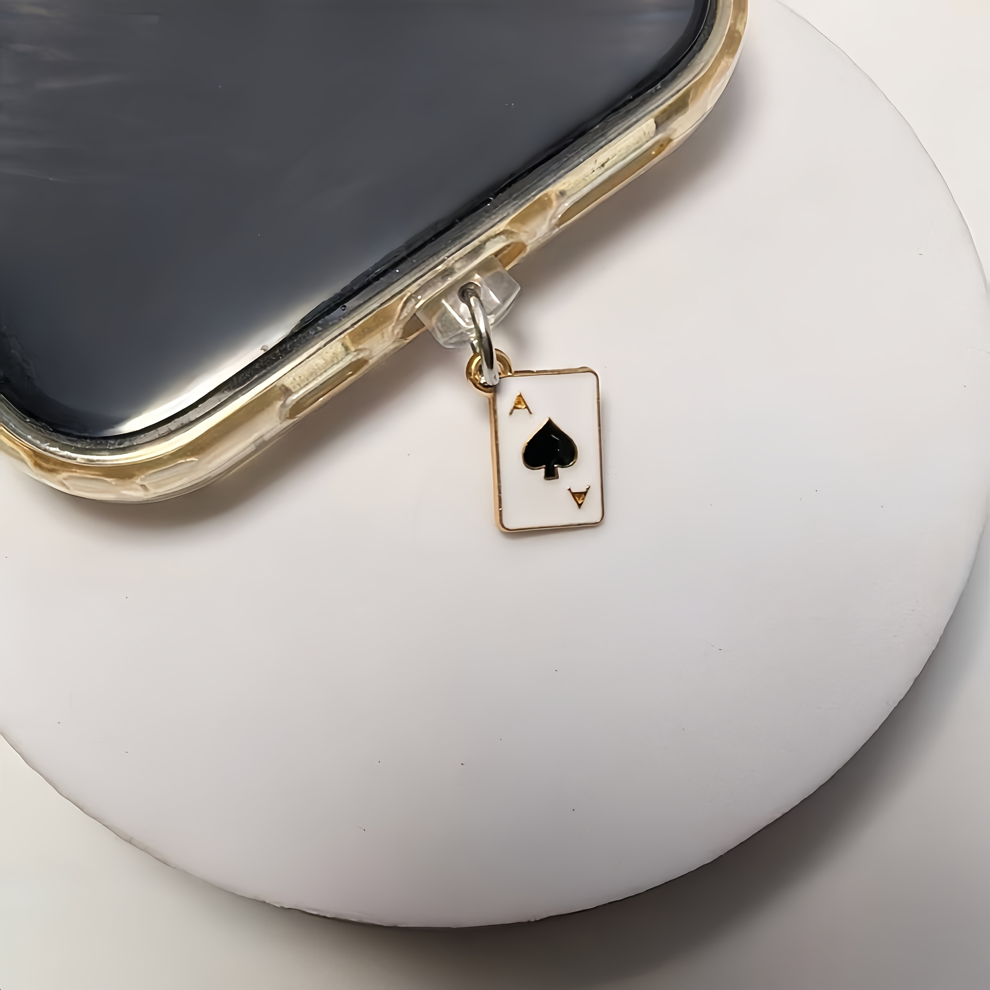 TEMU Anhänger im -Kartenset-Design, Handy-Staubschutzstopfen, modischer Anhänger aus Metall mit Buchstabe A, universelles Staubschutzkappen-Zubehör,