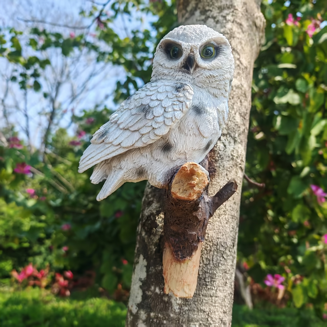 Image of A Detailed Owl Statue Wall Decoration , Suitable For Walls, Trees, And Outdoor Animal-themed Decor. It Makes A Great Gift For Bird Lovers, Home Embellishments, Birthdays, And Mother's Day
