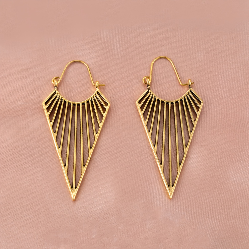A Pair Of New Fashionable And Simple Vintage-style Triangular Line Fan-shaped Women's Earrings, Suitable For Daily Decoration, Parties, And Festive Wear