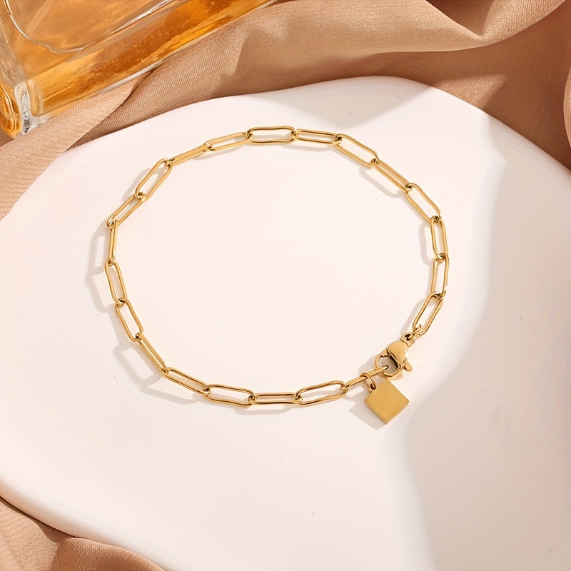 E-shop Modisches minimalistisches Armband im französischen Stil mit goldener Büroklammer für Damen, quadratischer Anhänger, Titanstahl, farbbeständig,