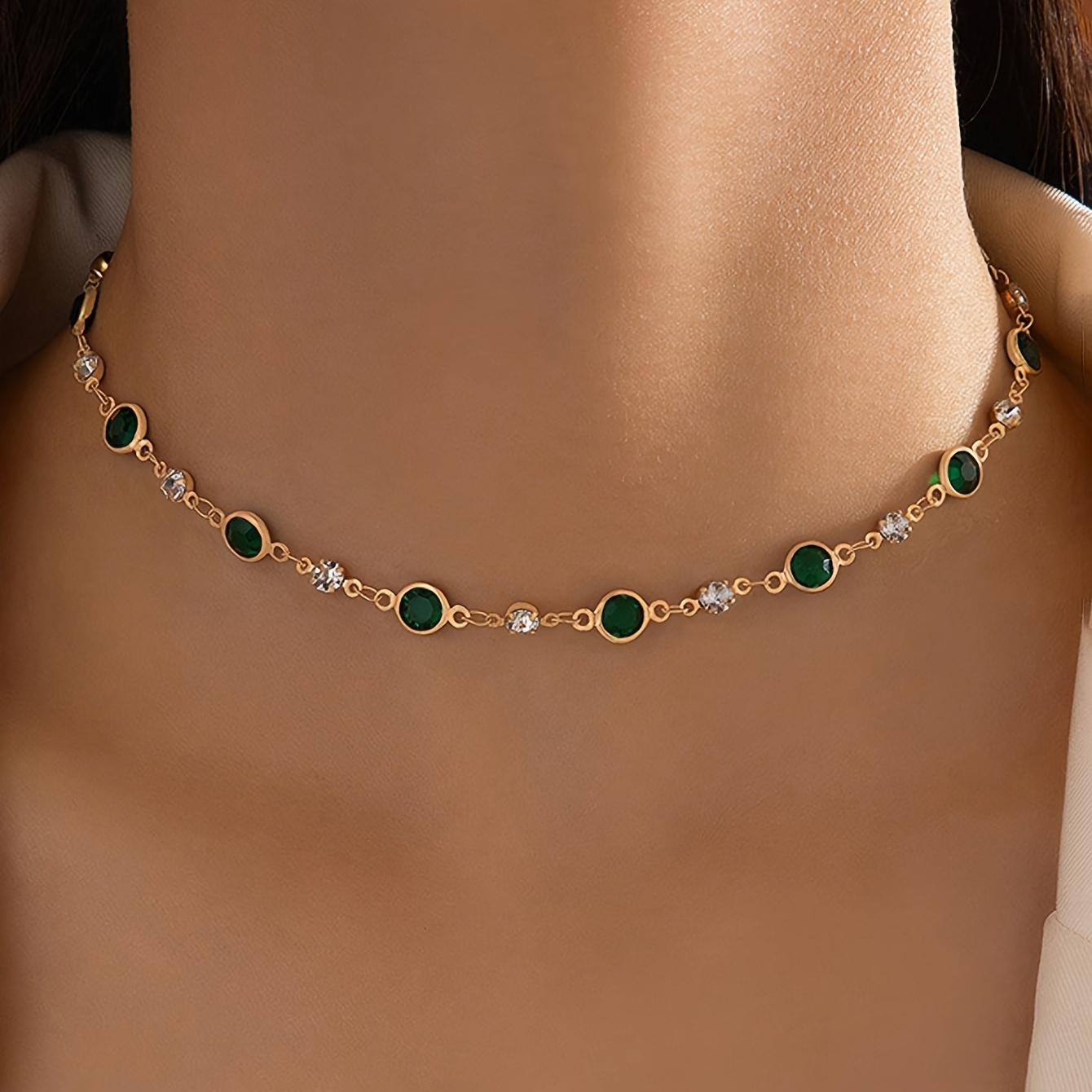 E-shop Eine trendige, neue, kurze grüne Zirkonia-Halskette im einzigartigen Vintage-Stil mit Verzierungen für Damen