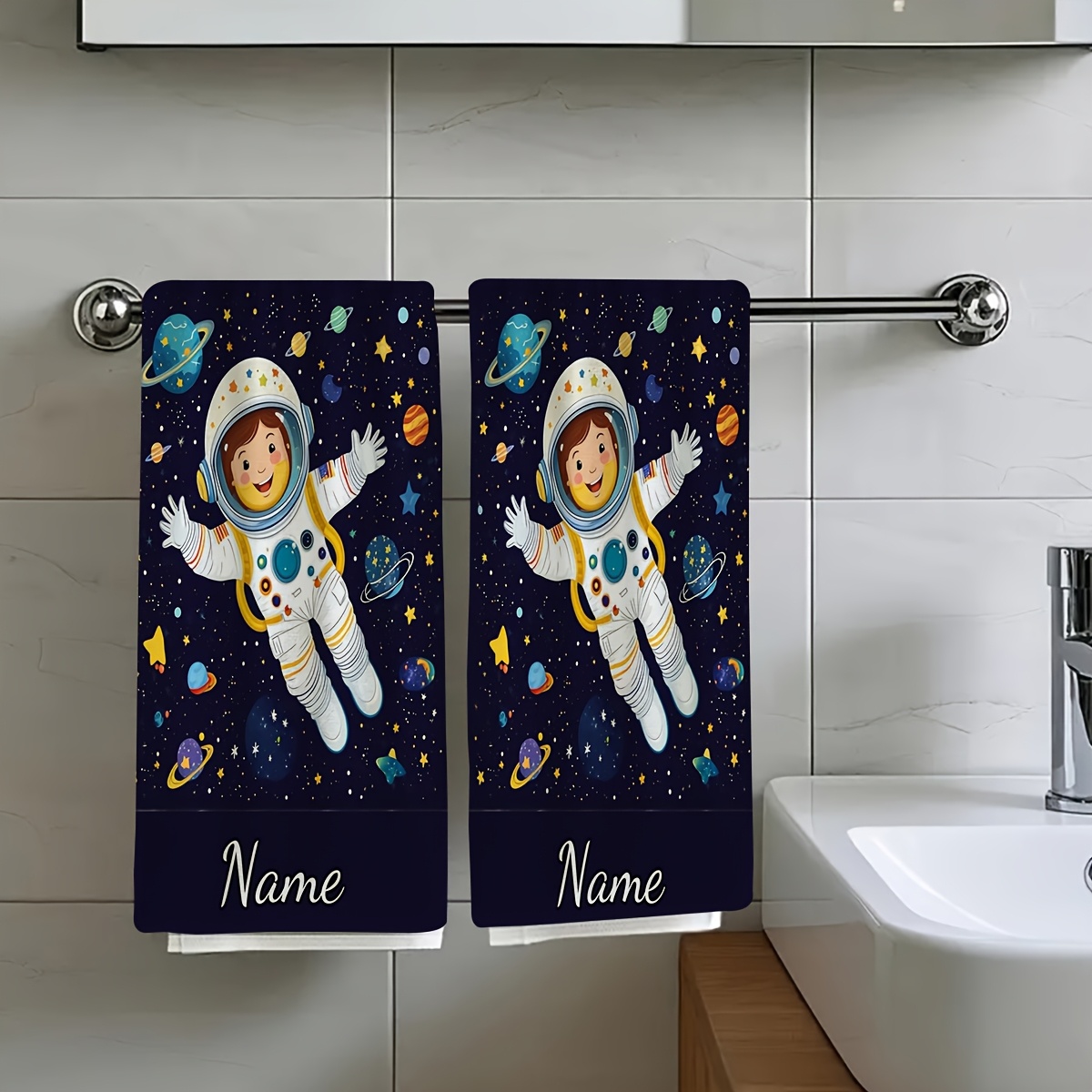 TEMU 2 pezzi, Astronauta Cartone Animato in Tuta Spaziale che Viaggia tra e Pianeti, Asciugamano da Viaggio , Asciugamano con Testo Personalizzabile,
