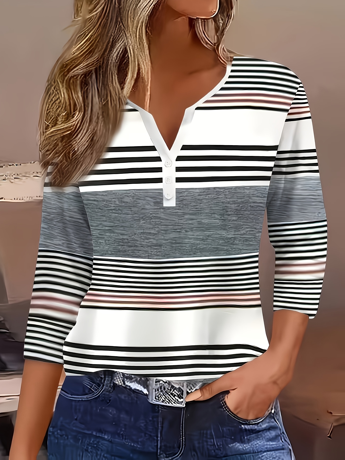 Nouvelle Arrivée Printemps/Été Mode Femme, Style Décontracté, T-shirt de Base Ample à Rayures, Col en V, Manches Trois-Quarts, Boutonné, Haut Polyvalent pour les Trajets Quotidiens et les Rendez-vous, Tendance Streetwear pour Sortie Quotidienne, Lavable en Machine - Convient pour un Usage Quotidien Nouvelle Arrivée Printemps/Été Mode Femme, Style Décontracté, T-shirt de Base Ample à Rayures, Col en V, Manches Trois-Quarts, Boutonné, Haut Polyvalent pour les Trajets Quotidiens et les Rendez-vous, Tendance Streetwear pour Sortie Quotidienne, Lavable en Machine - Convient pour un Usage Quotidien