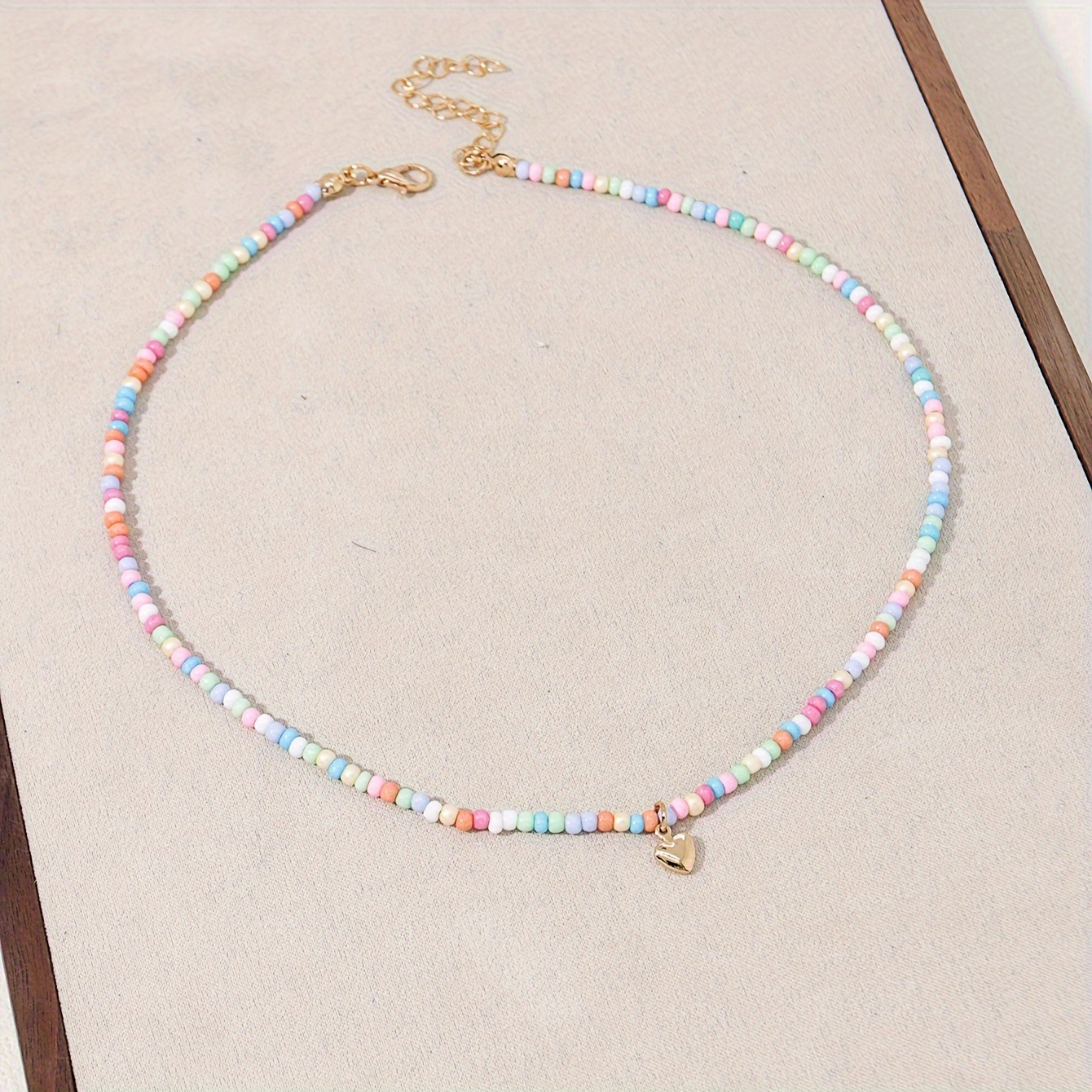 E-shop Bohemiannes Chic-Armband mit goldenem Herz-Anhänger - für Musikfestivals und Strandurlaube