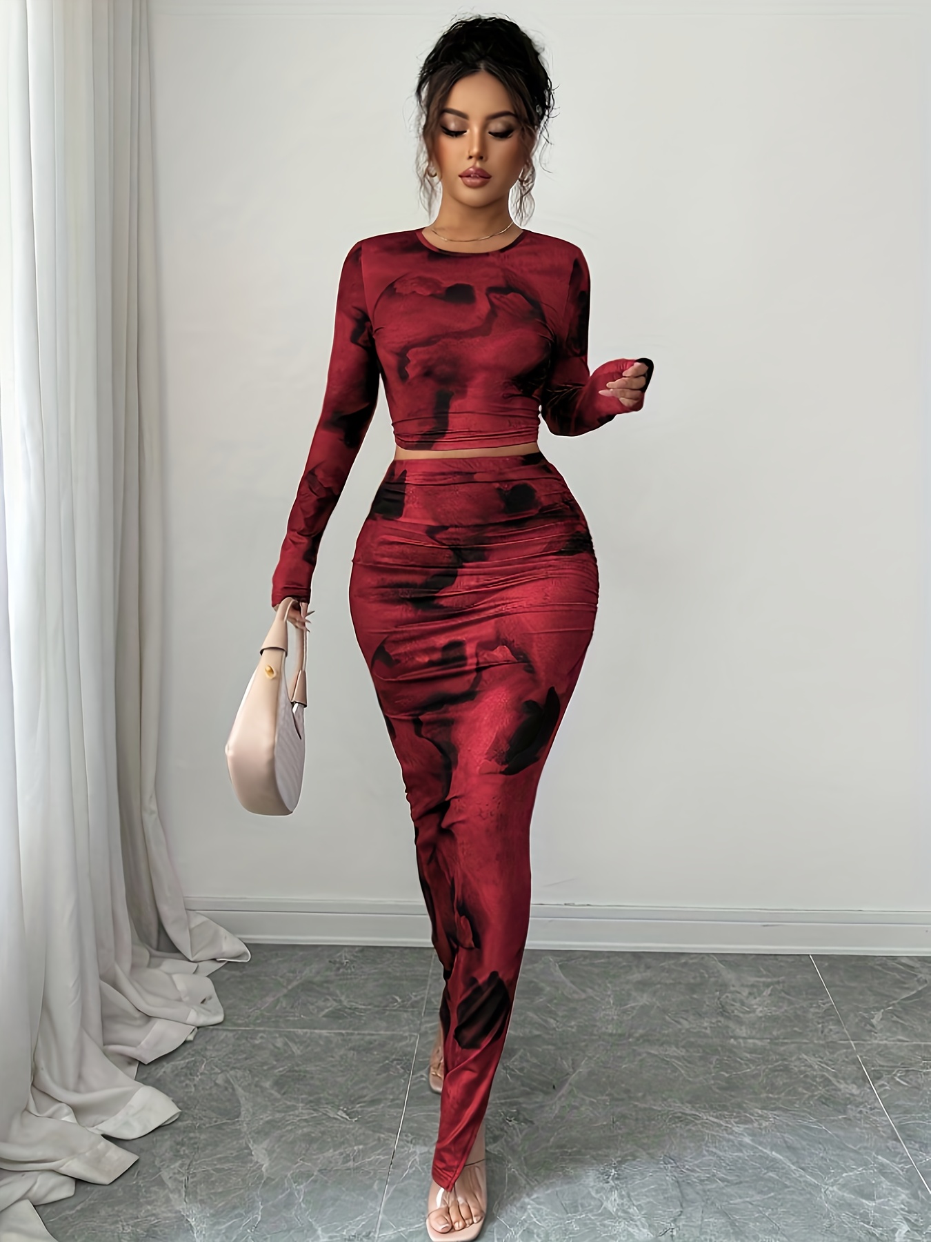 A Stylish Women'S Two-Piece Set Featuring an Elegant Round Neck Long-Sleeve T-Shirt with a Fitted Irregular Tie-Dye Pattern, Paired with a Form-Fitting Tie-Dye Long Skirt