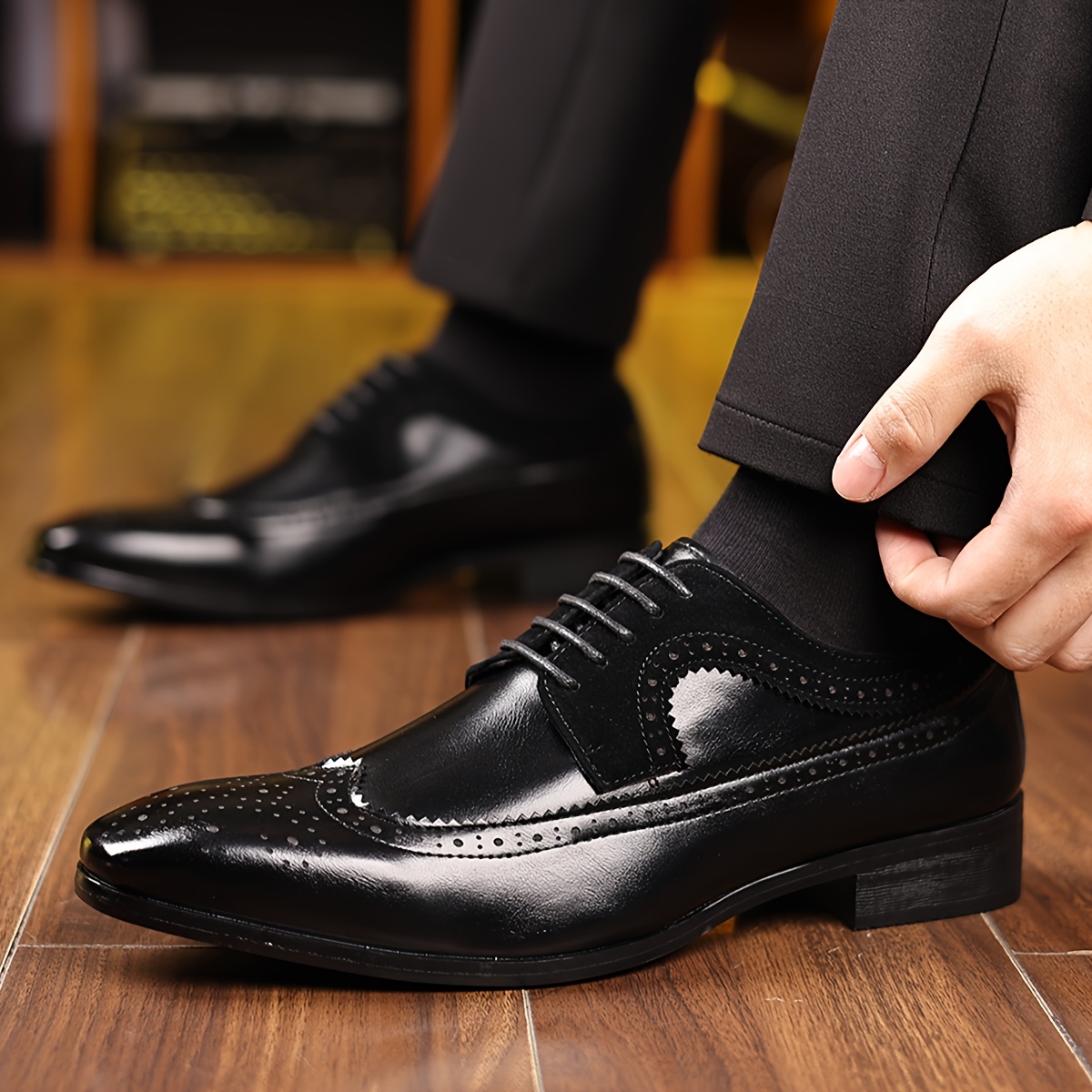Chaussures d'affaires décontractées pour hommes avec un design décoratif, respirantes et confortables, un indispensable pour les élites du monde du travail