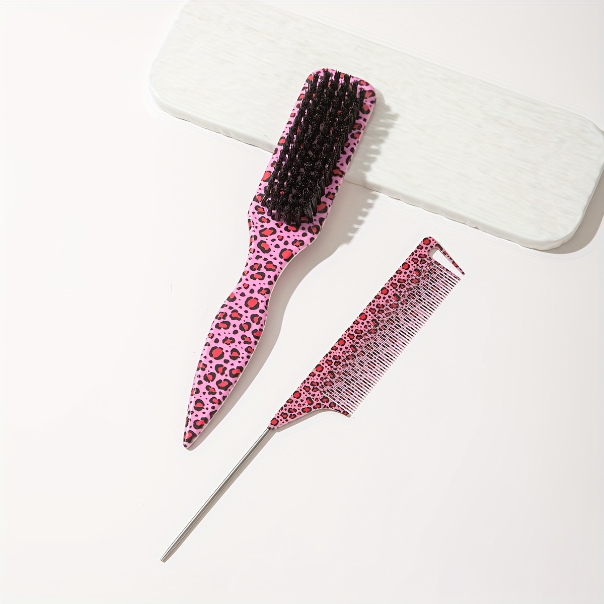 TEMU Un ensemble deux pièces comprenant une brosse conique à motif léopard et un peigne à queue, fabriqués avec des poils souples et un matériau ABS