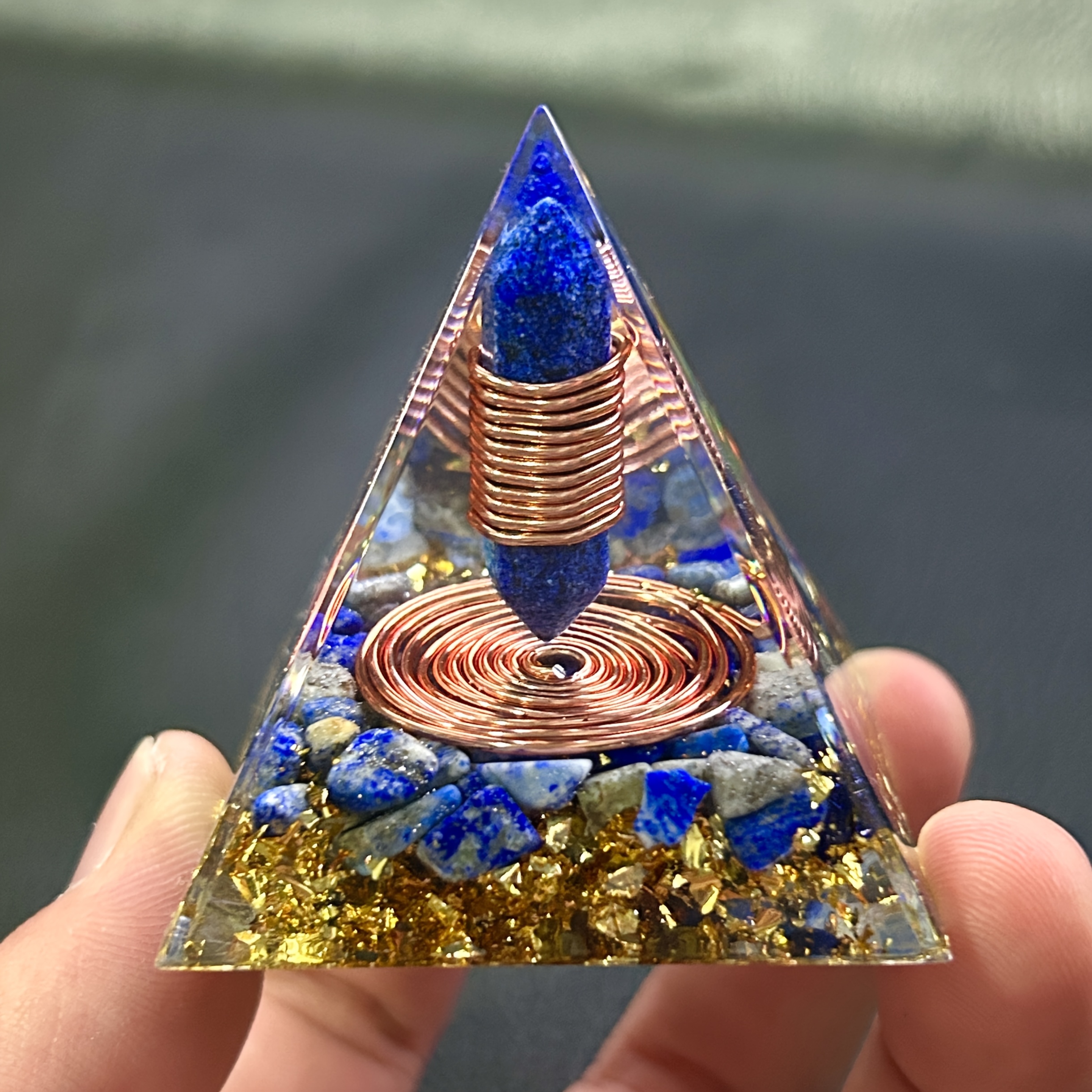 E-shop Doppel-Spitzen -Pyramide, Basis aus -Chips und Kupferdrahtspule, Dekorationsstück für Büro oder Wohnzimmer, geeignet als Geschenk für