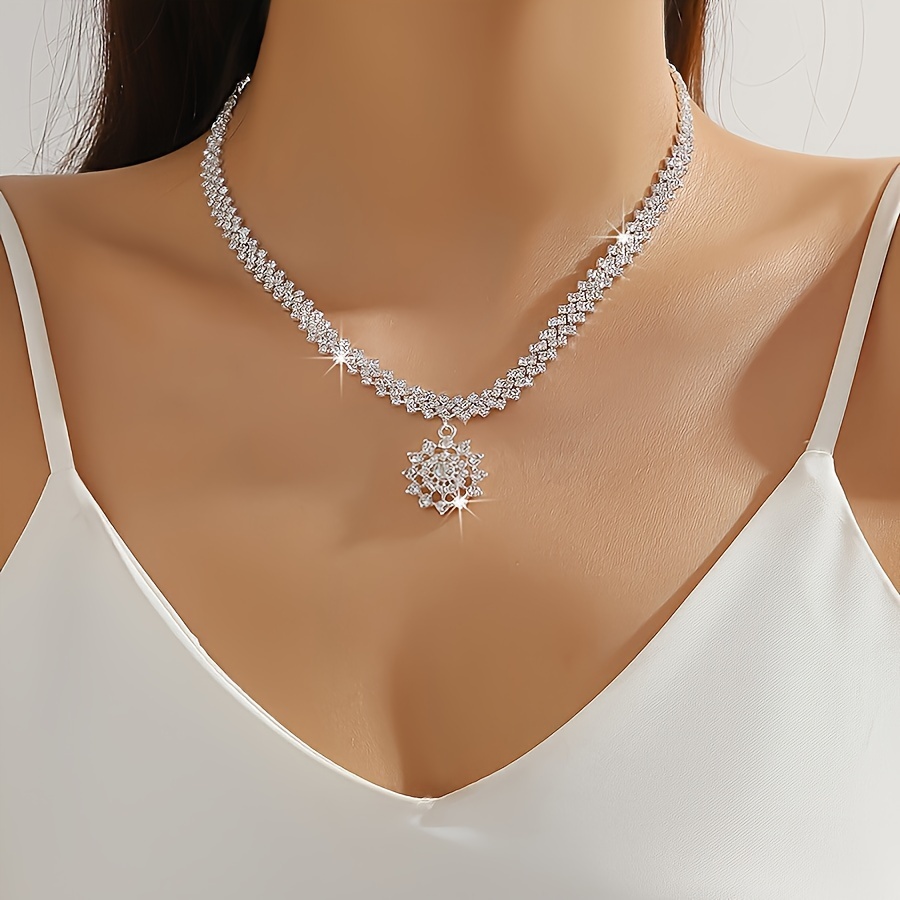 

Luxurious Necklace Adorned With Sparkling Water And Flower Decorations, A Trendy And Fashionable Accessory.