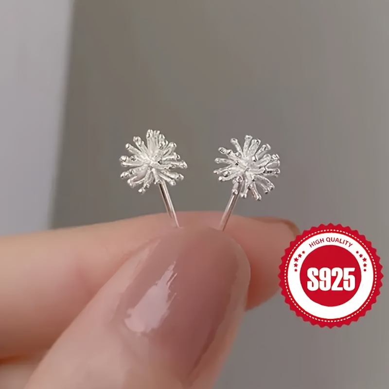 

A Pair Of 925 Silver Round Ball Dandelion Hypoallergenic Earrings S925 Silver Flower Earrings To Ear Holes High-end Of Small Simple Small Daisy Round Temperament Earrings