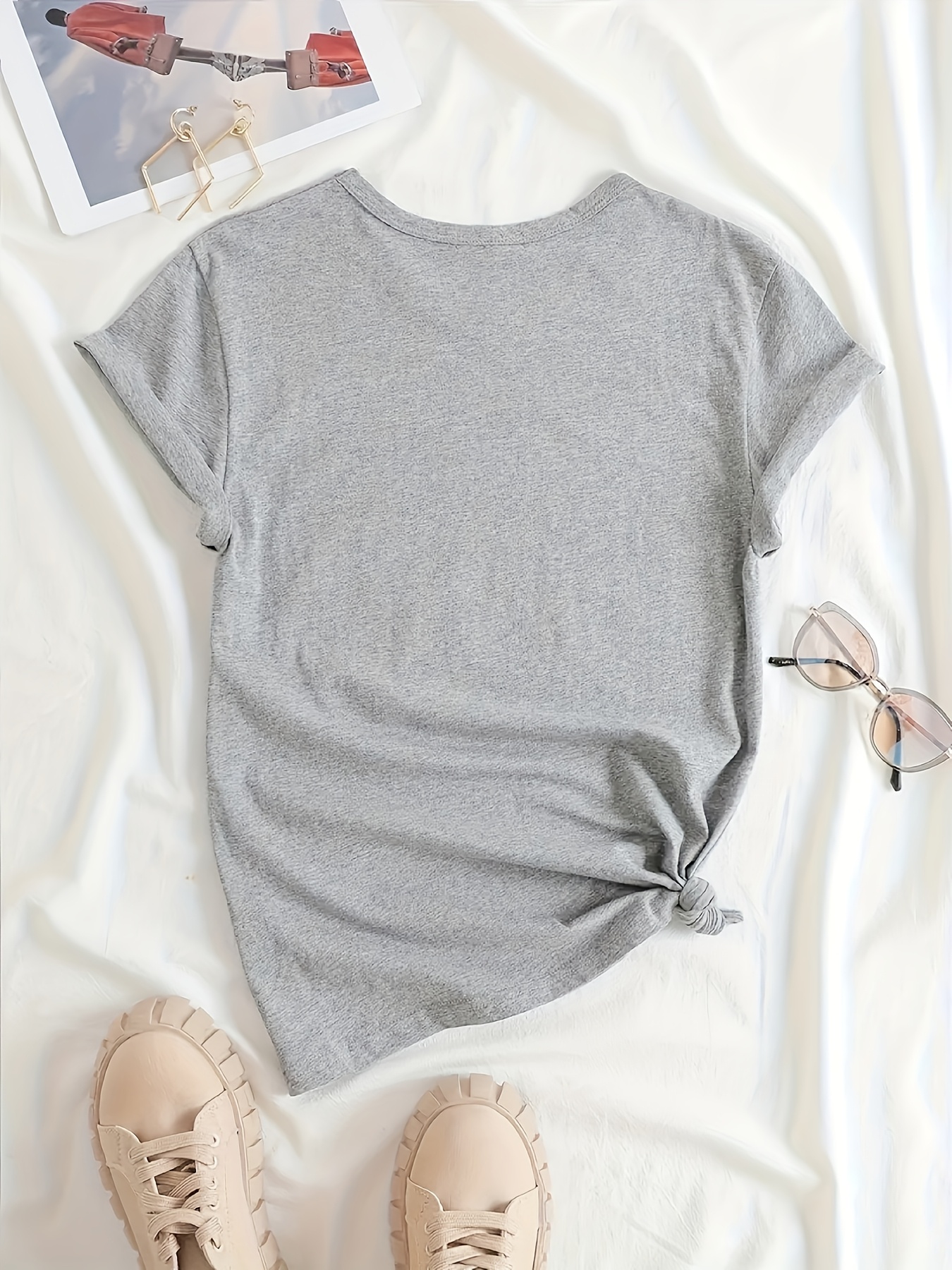 t-shirt z krótkim rękawem z luźnym krojem i wzorem z czerwonych cekinów w kształcie kokardek.