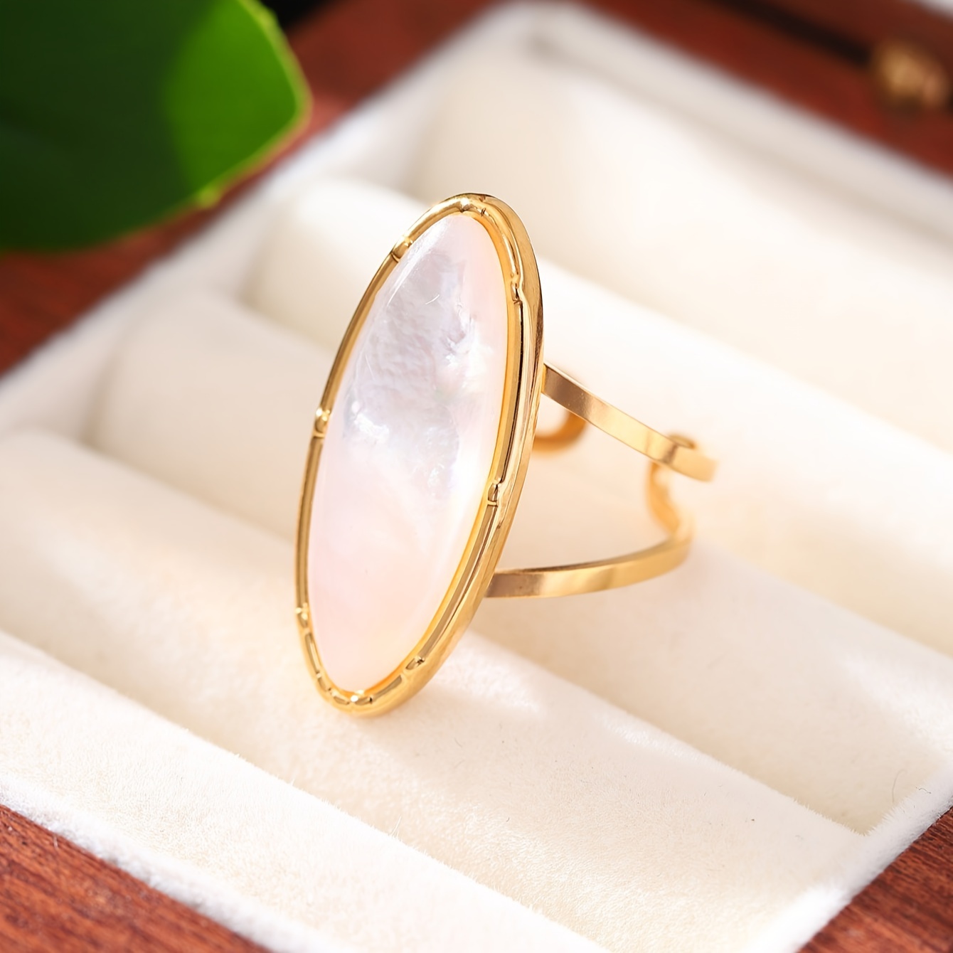 Stainless steel nature ring, a luxurious vintage French white gold oval ring, made of natural white pearl and resin. The open design is adjustable and does not fade, with a simple and refined design in two styles.