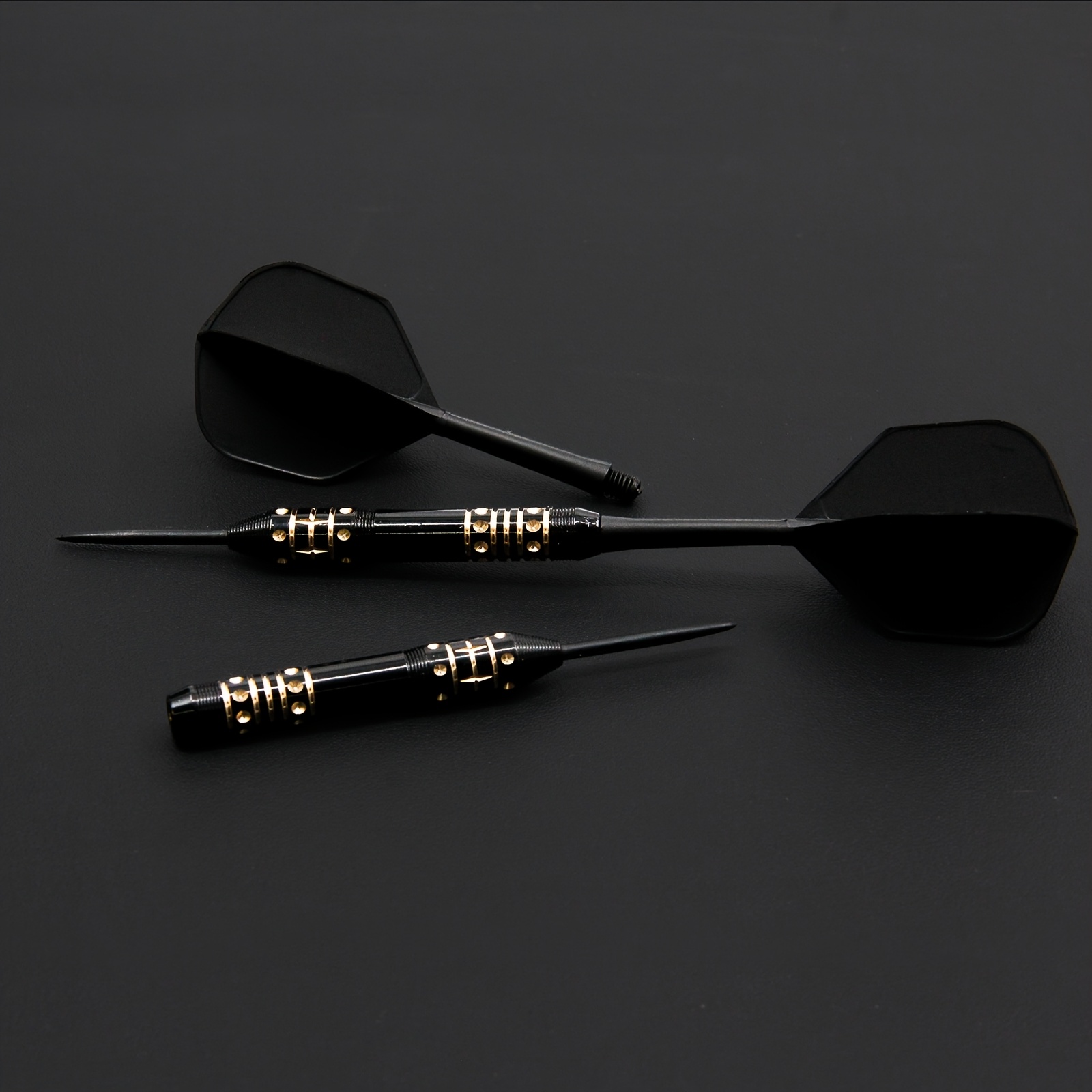 25g 1-delige koperen dartset met aluminium schacht en voeler, inclusief draagbare opbergkoffer. Geschikt voor professionele training en informele spellen. Het perfecte feestdagencadeau