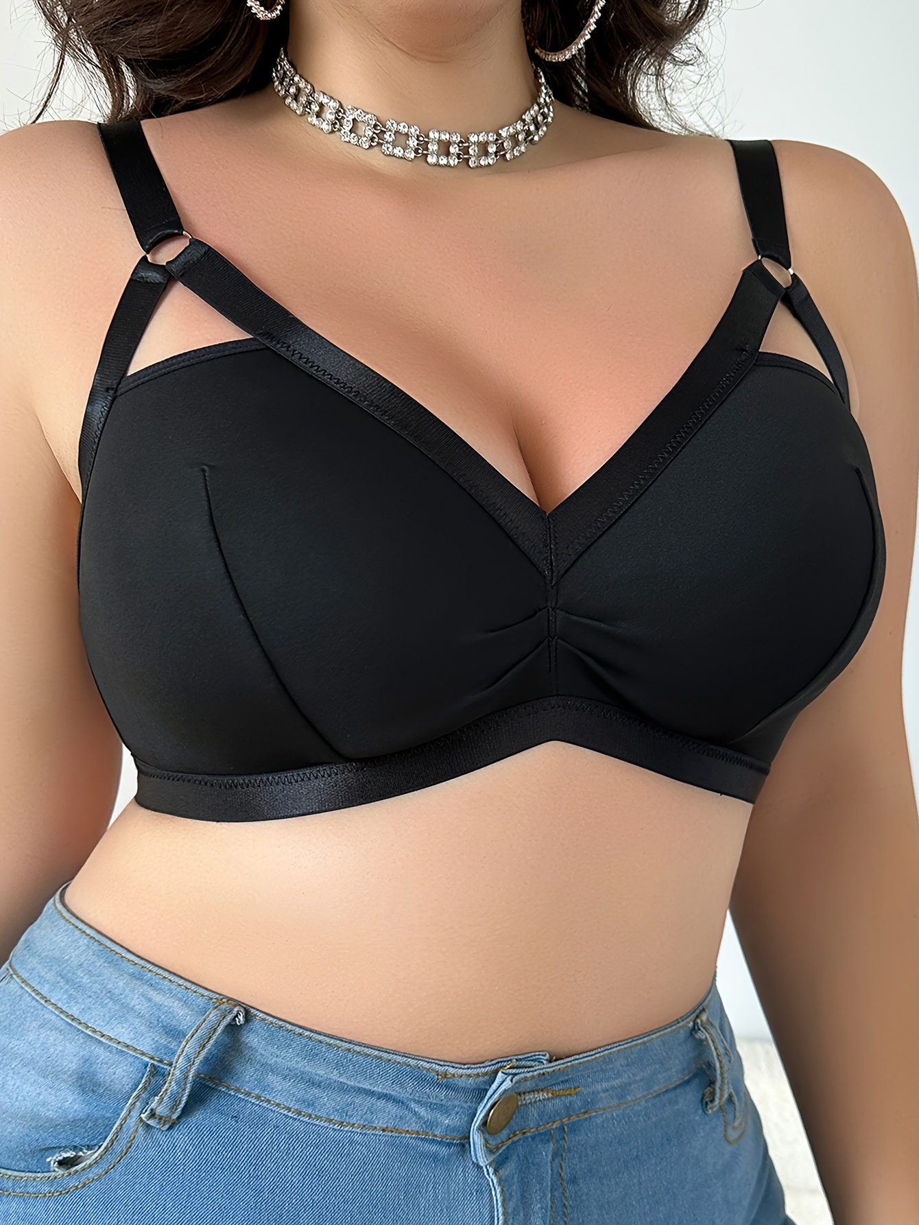 1pc Plus Size Women'S Sexy V-Neck Cut-Out Bralette, Polyester Knit Fabric, Medium Stretch, Solid Color, Collarless, Wire-Free, No Padding, Pullover Style