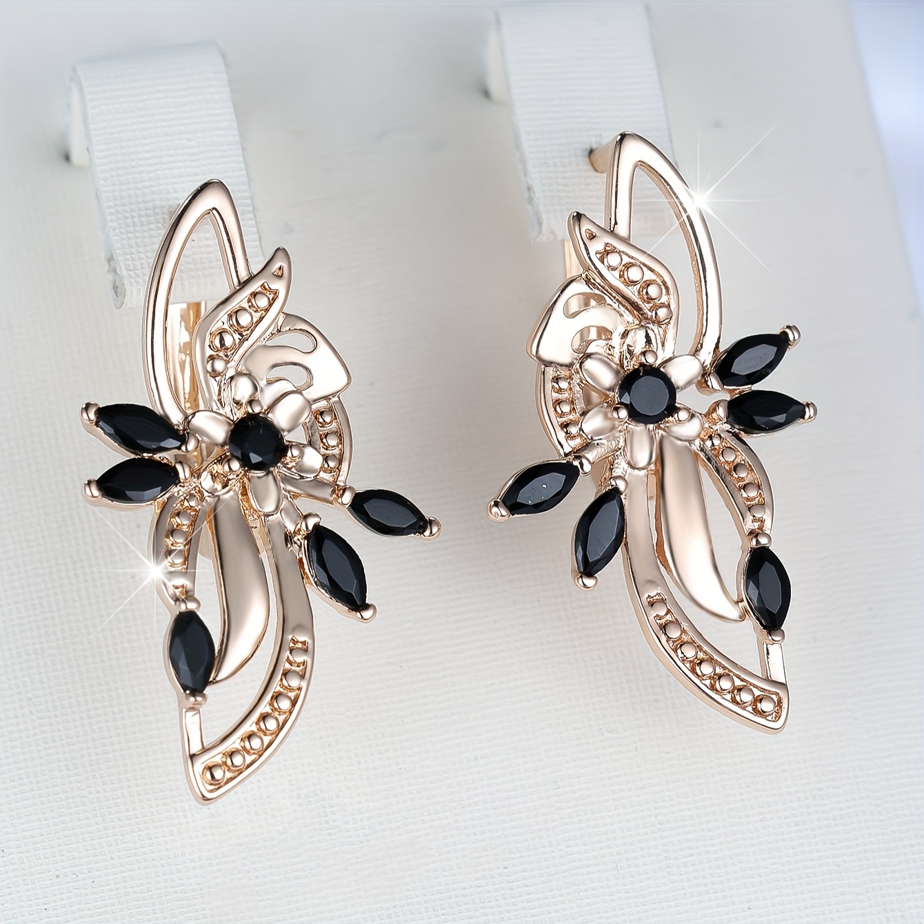 Image of A Pair Of Luxurious And Black Synthetic Zirconia Flower-shaped Earrings, Perfect As A Fashionable Gift For Parties, Birthdays, Engagements, Weddings, Or Anniversaries