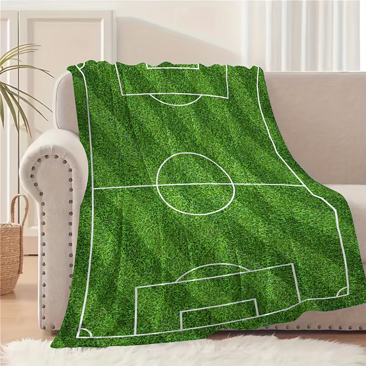 

1pc Soccer Field Pattern Super Soft Flannel Throw Blanket, Hypoallergenic Multipurpose Green Contemporary Sports Theme Knitted Polyester Bedding