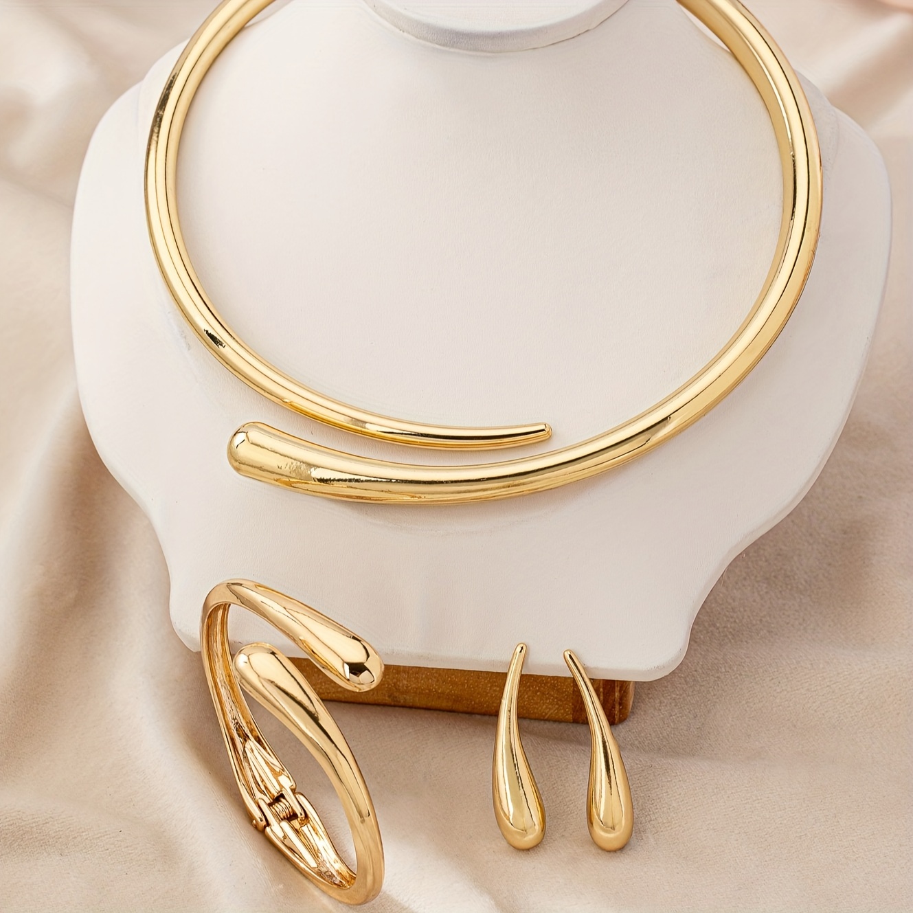 

4pcs Set European And Fashion Simple Personality Water Drop Earrings Geometric Smooth Collar Round Bracelet Set