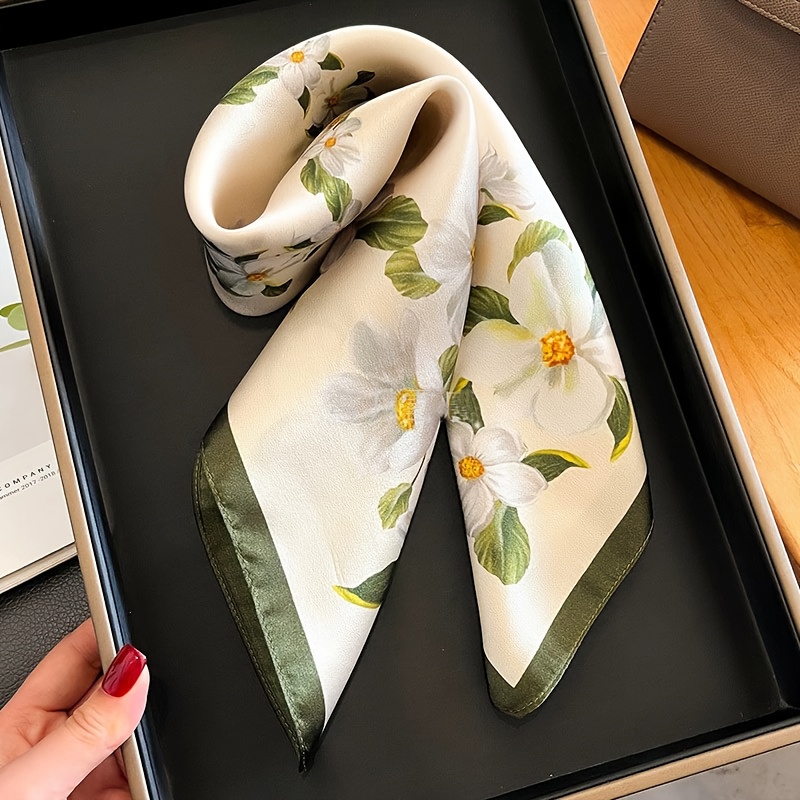 E-shop Ein grünes Schal mit Blumenmuster, vielseitig einsetzbar, mit einer leichten Satin-Textur, atmungsaktiv und für alltägliche Outfits. Ein