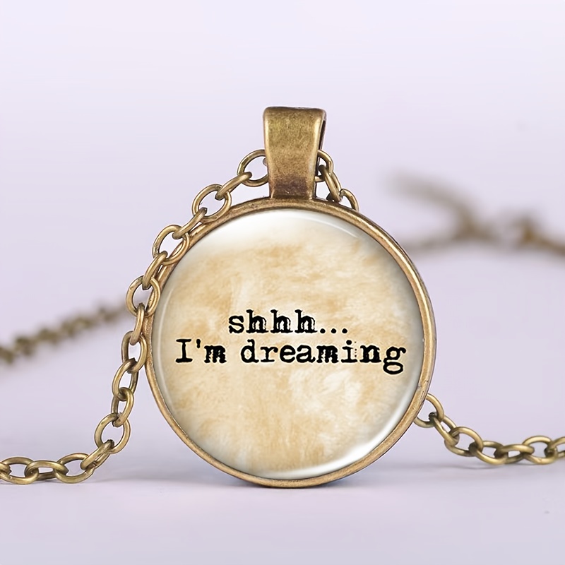 TEMU Confezione da 1 pezzo, Ciondolo a catena da in metallo marrone stile , con su sfondo beige e testo che "shhh I'm ". Motivo a stile di design ,