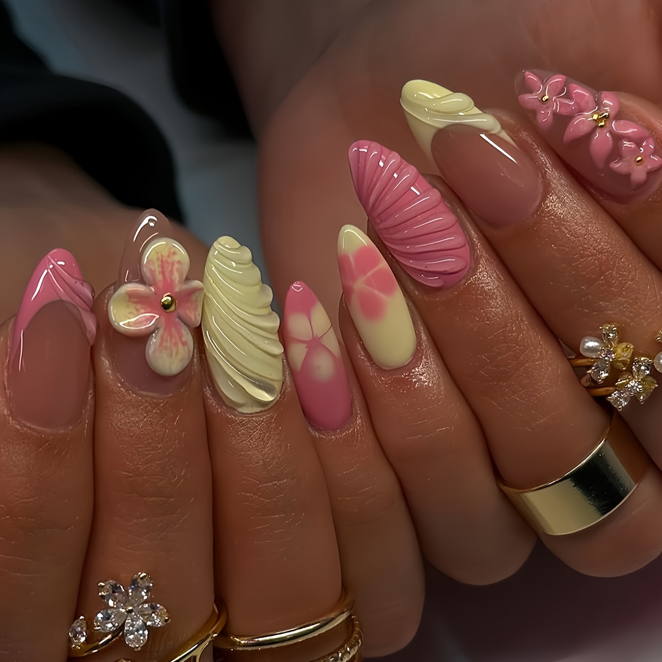 E-shop 24 Stück Sommer Französische 3D Blumen Press-On Nägel - Mandelform Mittellang Glänzende Acryl Kunstnägel mit Pastellrosa, Gelb, Weißen Blumen &
