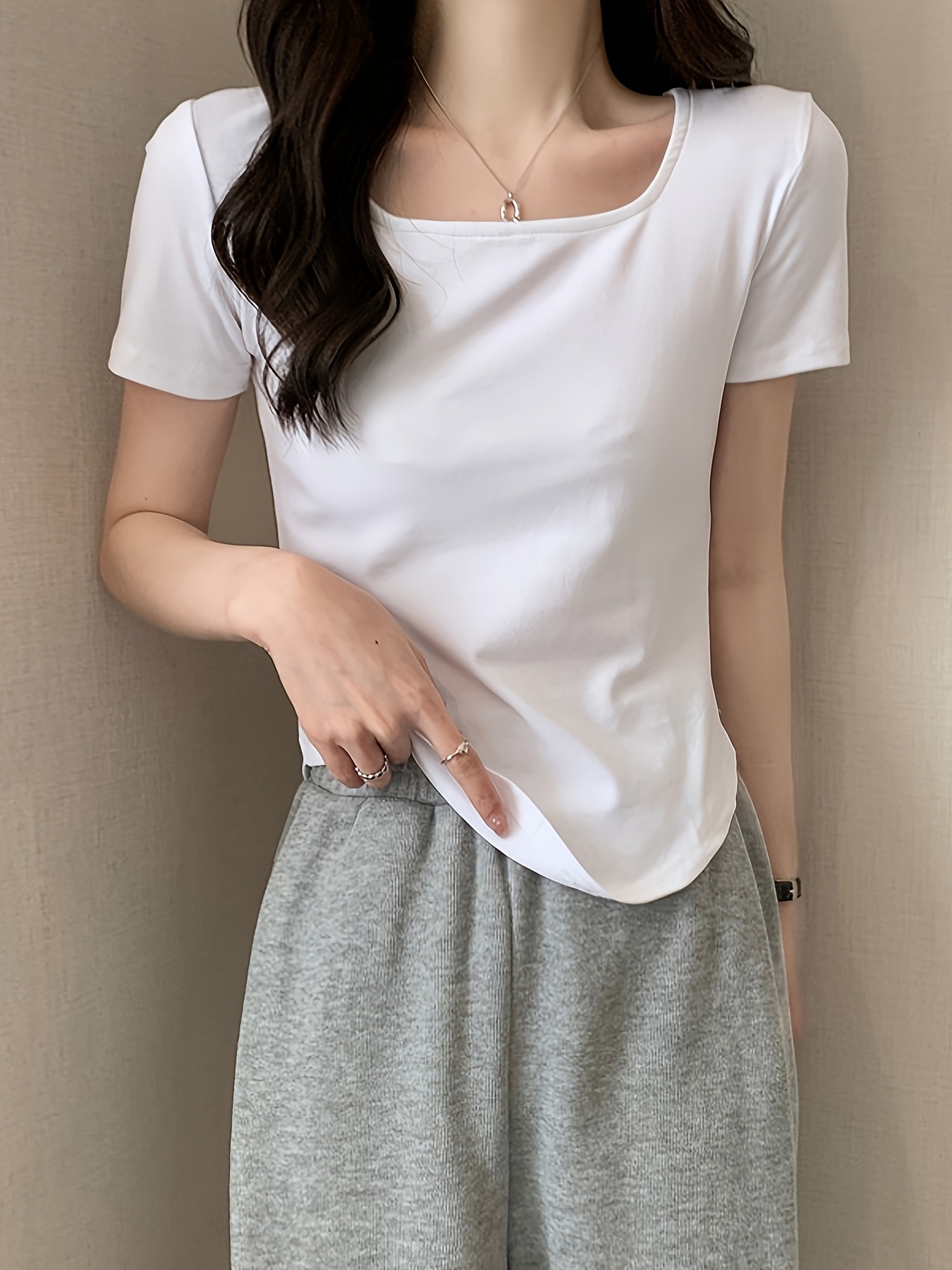 t-shirt de     de cor   com decote em u, top   irregular.