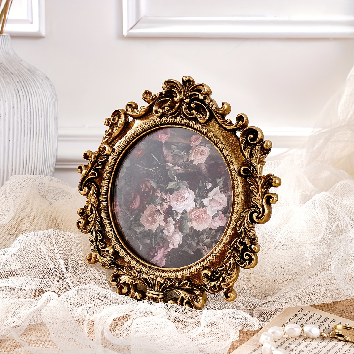 

Glam Style Resin Picture Frame 1pc, Vintage Baroque Gold Pattern, Round Floral Tabletop & Wall Hanging Frame, Vertical Orientation, For 4x4 Photos