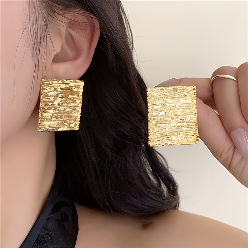 TEMU Une paire de clous d'oreilles plissés carrés géométriques, style exagéré européen et américain, boucles d'oreilles haut de gamme de luxe léger