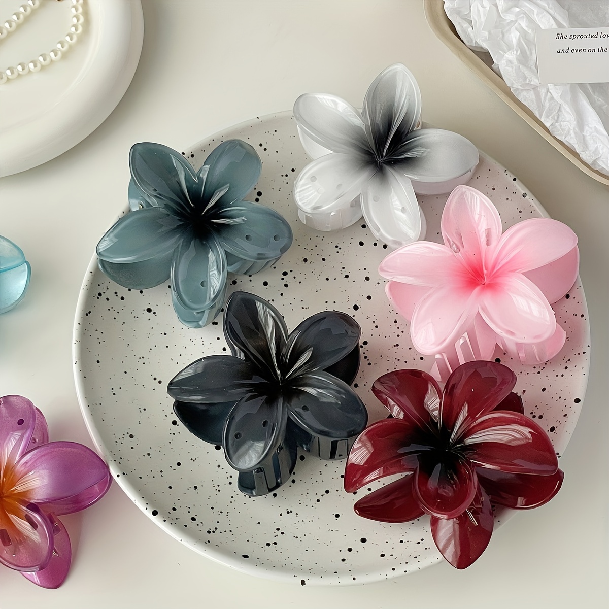 

6pcs Of Egg Flower Hair Clips In Gradient , Fashionable Floral Accessories For Vacation, Popular Shark Clips For Updos.