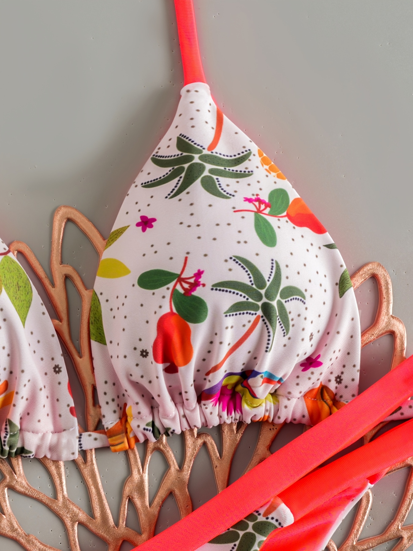 Bikini Halter con Elementos Tropicales para Base: Vibes de Vacaciones en la Isla