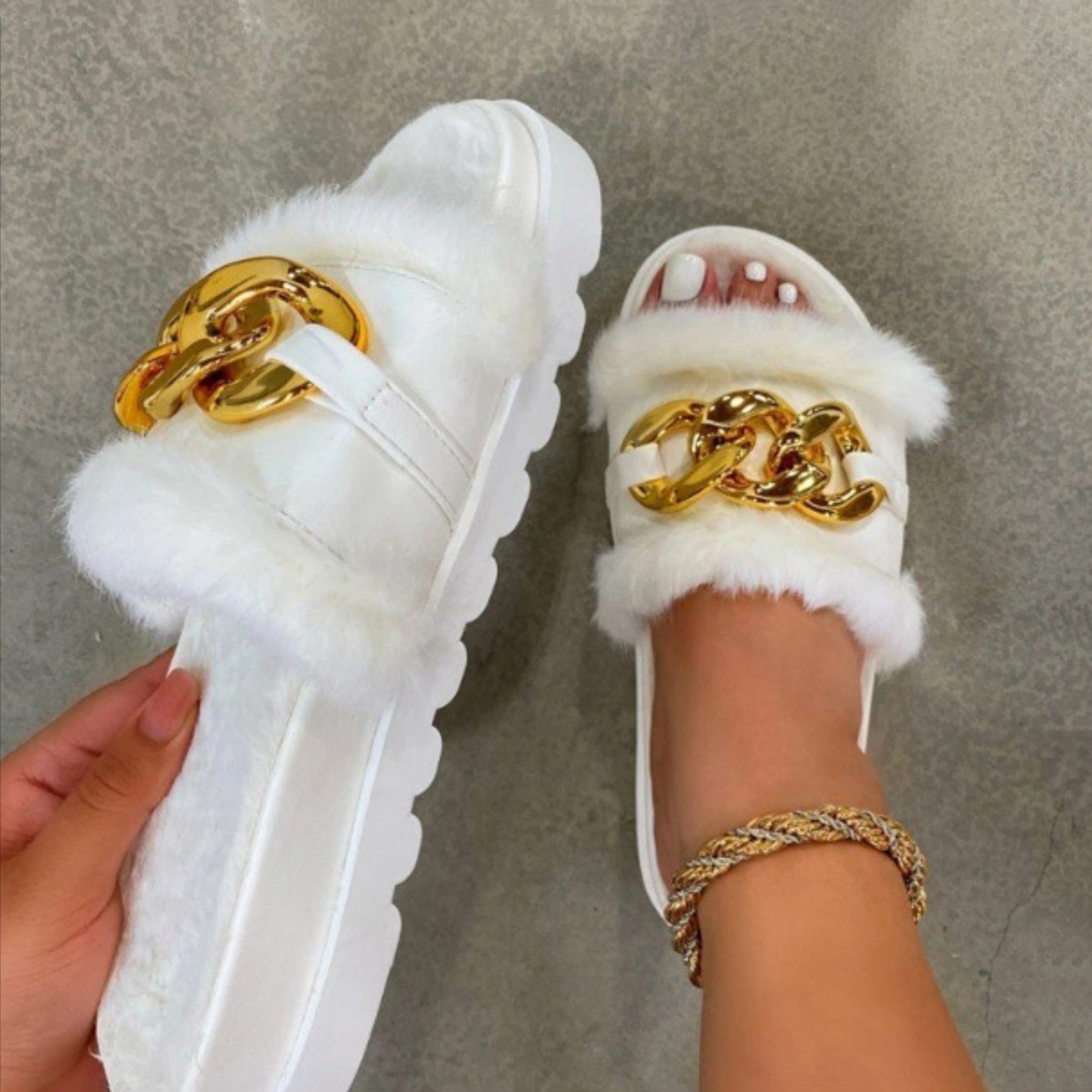 

Winter Fashion Furry Flat Women Solid Colour Sandals Open Toe Slippers Metal Chain Outdoor Casual Shoes