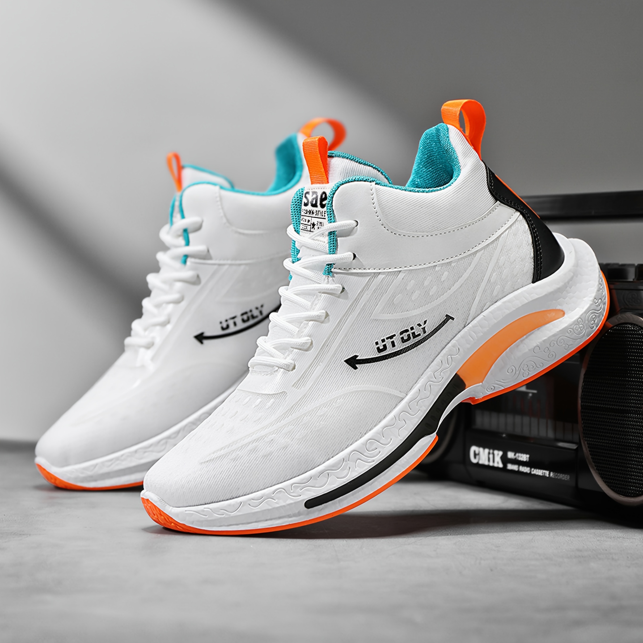 Tenis de basquetbol para hombres, con cuello alto, fabrica transpirable, suela de PVC antideslizante, diseño con cordones para uso casual y atlético, color negro con acentos amarillos, cómodos para todas las temporadas