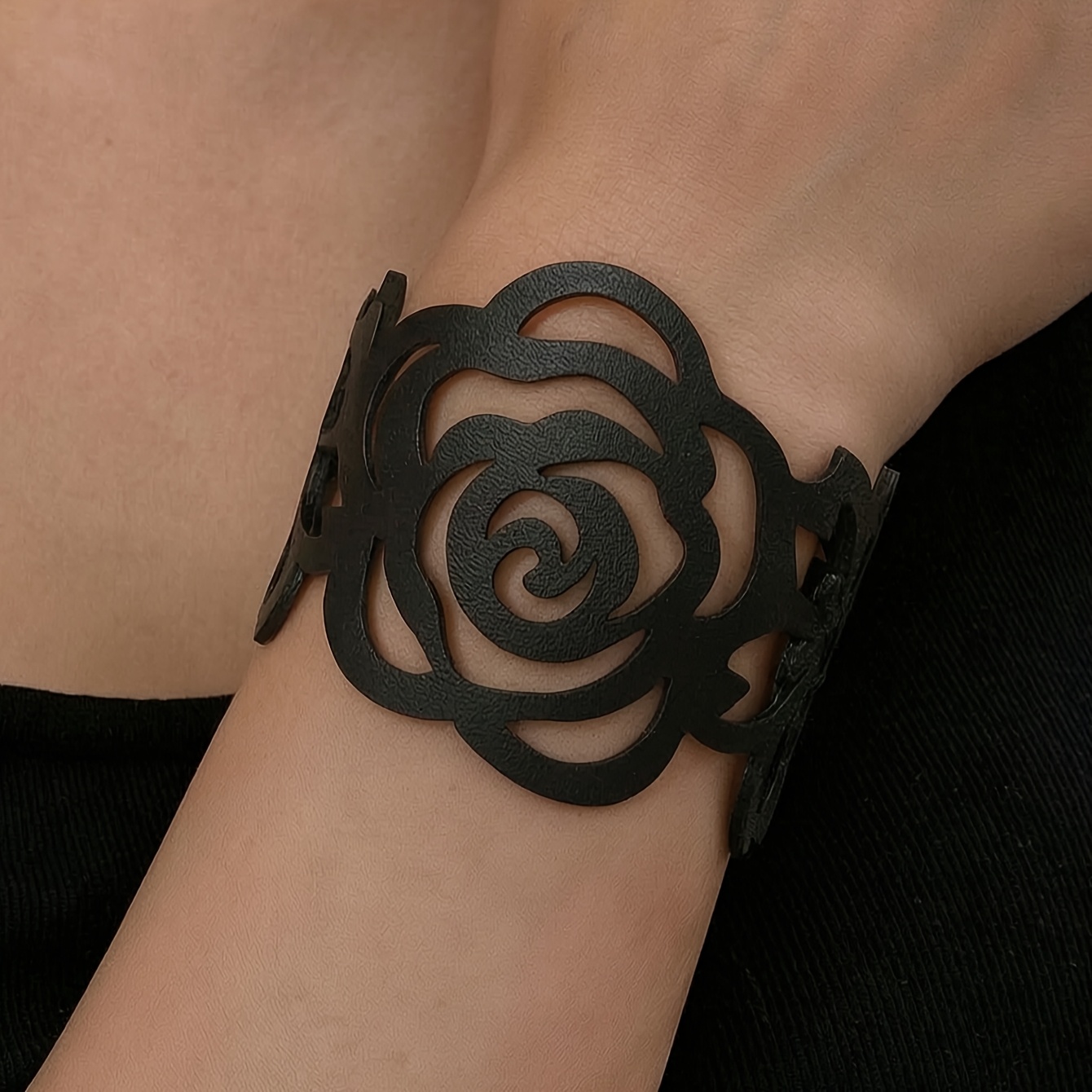 TEMU Bracelet manchette noir ouvert avec découpe de rose, bracelet large enveloppant à motif floral pour femme, cadeau de bijou bohème gothique